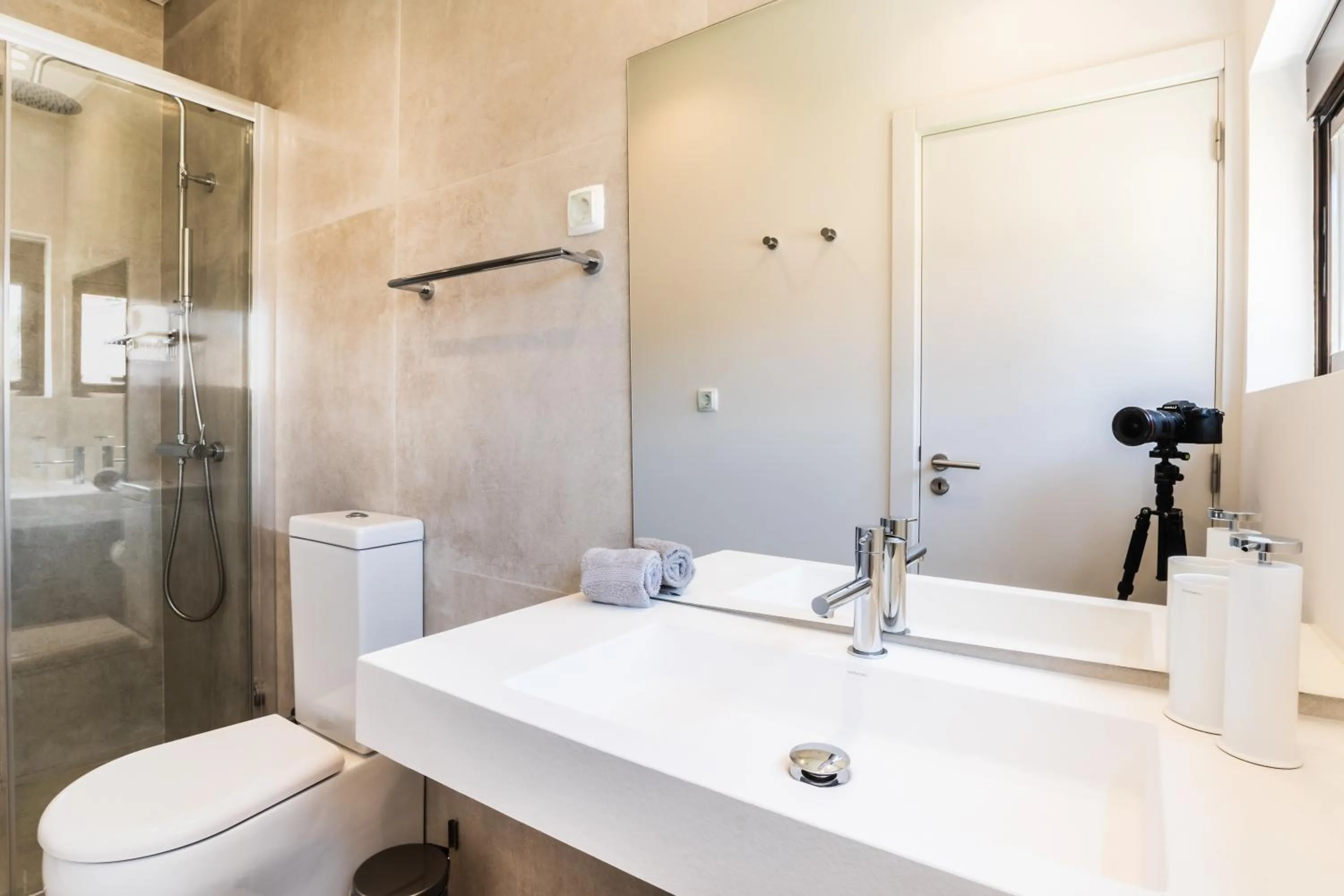 Shower in Vila Hibisco by Garvetur