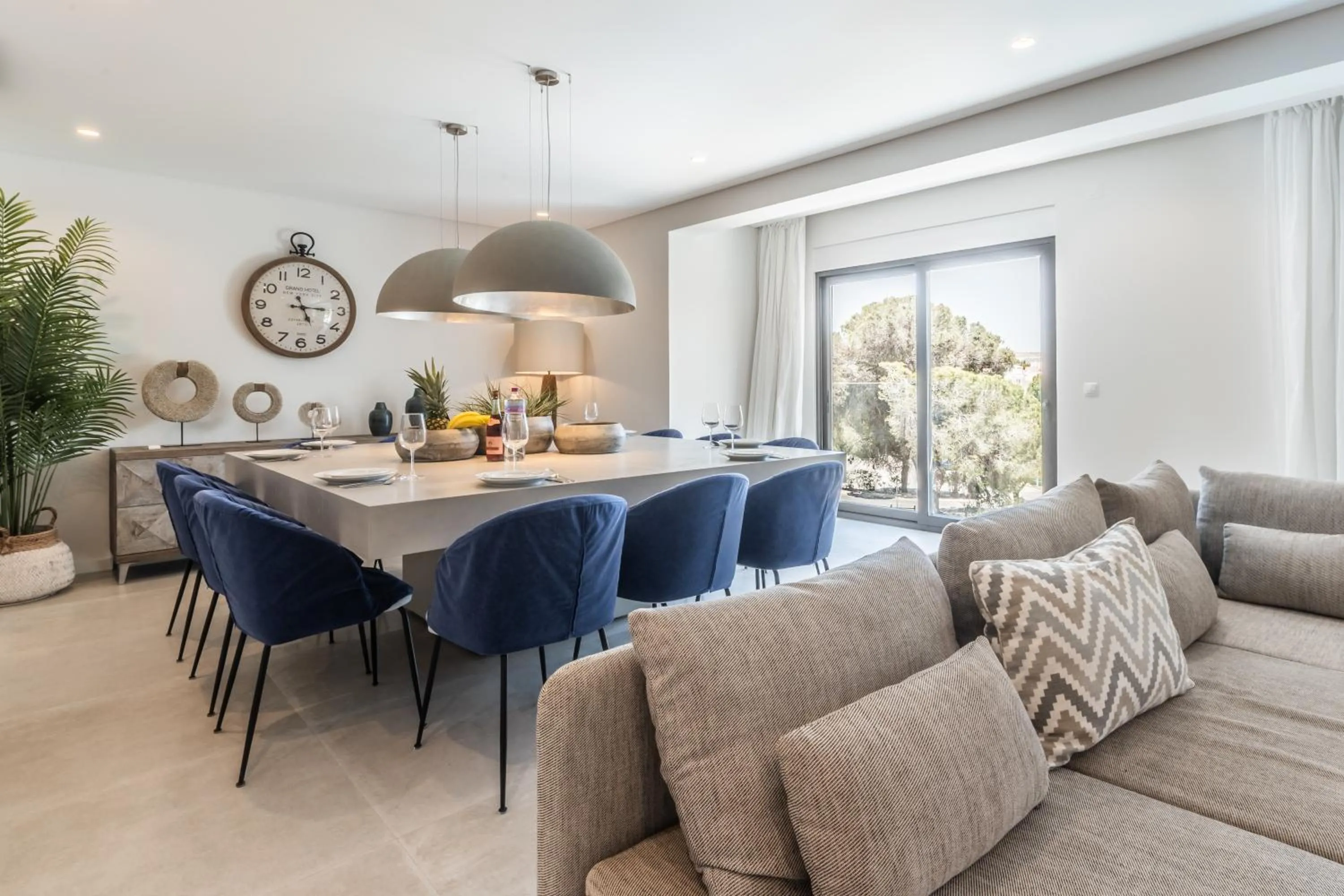 Dining area in Vila Hibisco by Garvetur