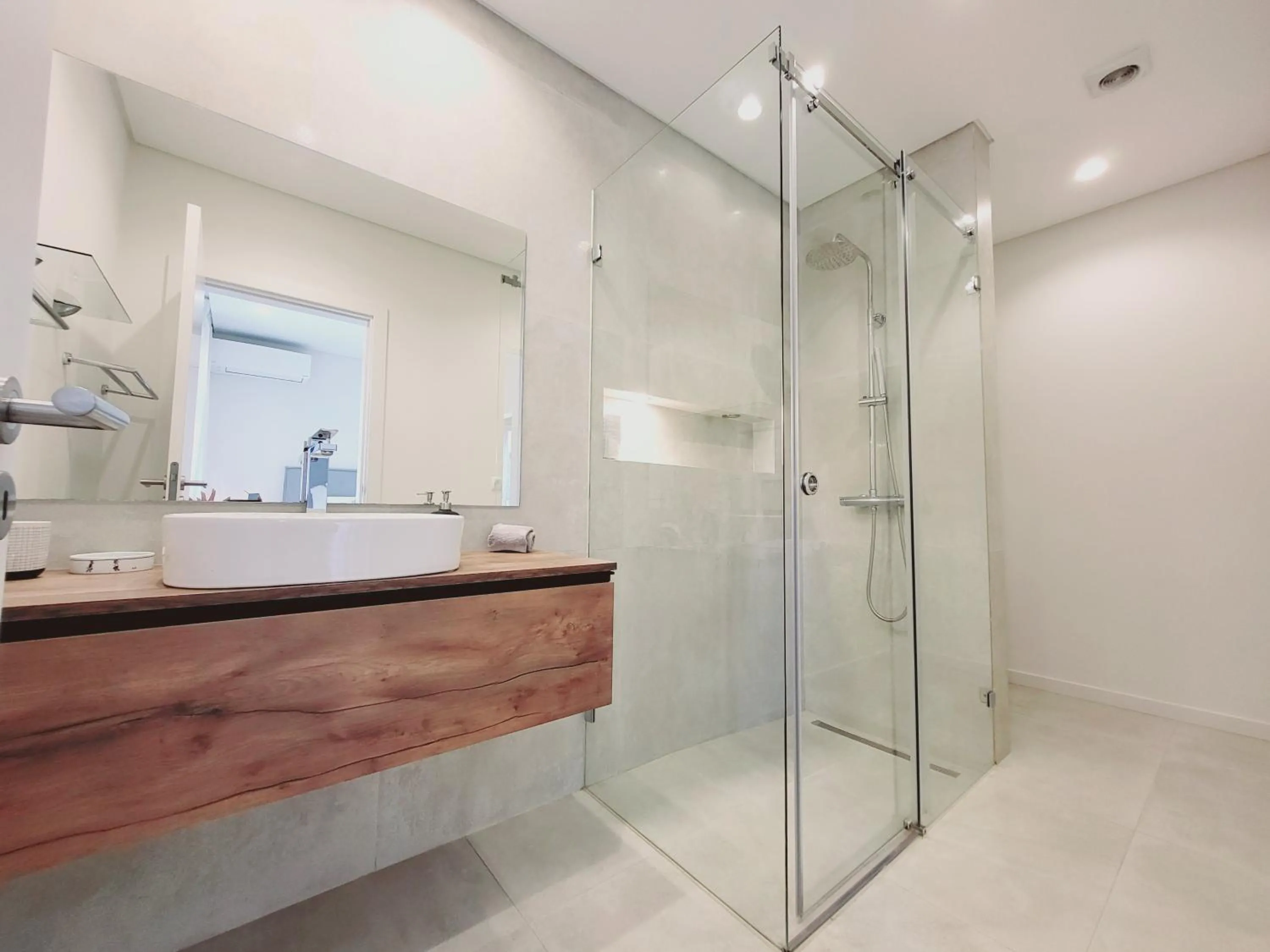 Shower in Vila Hibisco by Garvetur