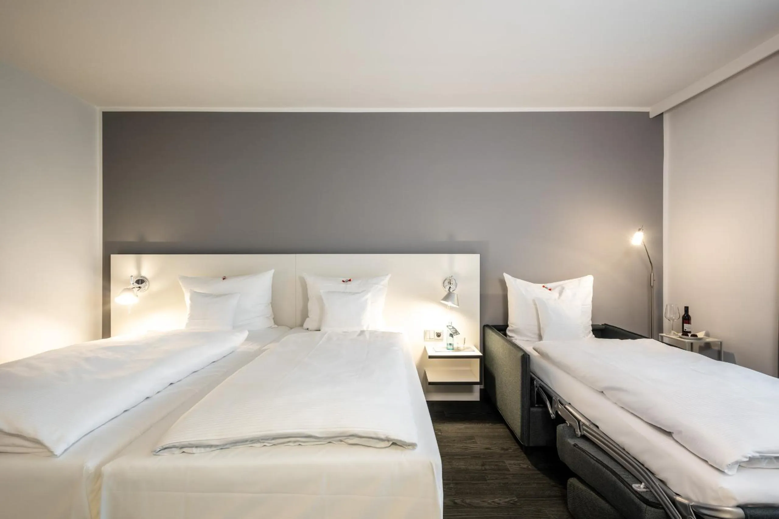 Photo of the whole room, Bed in Kassel Ost