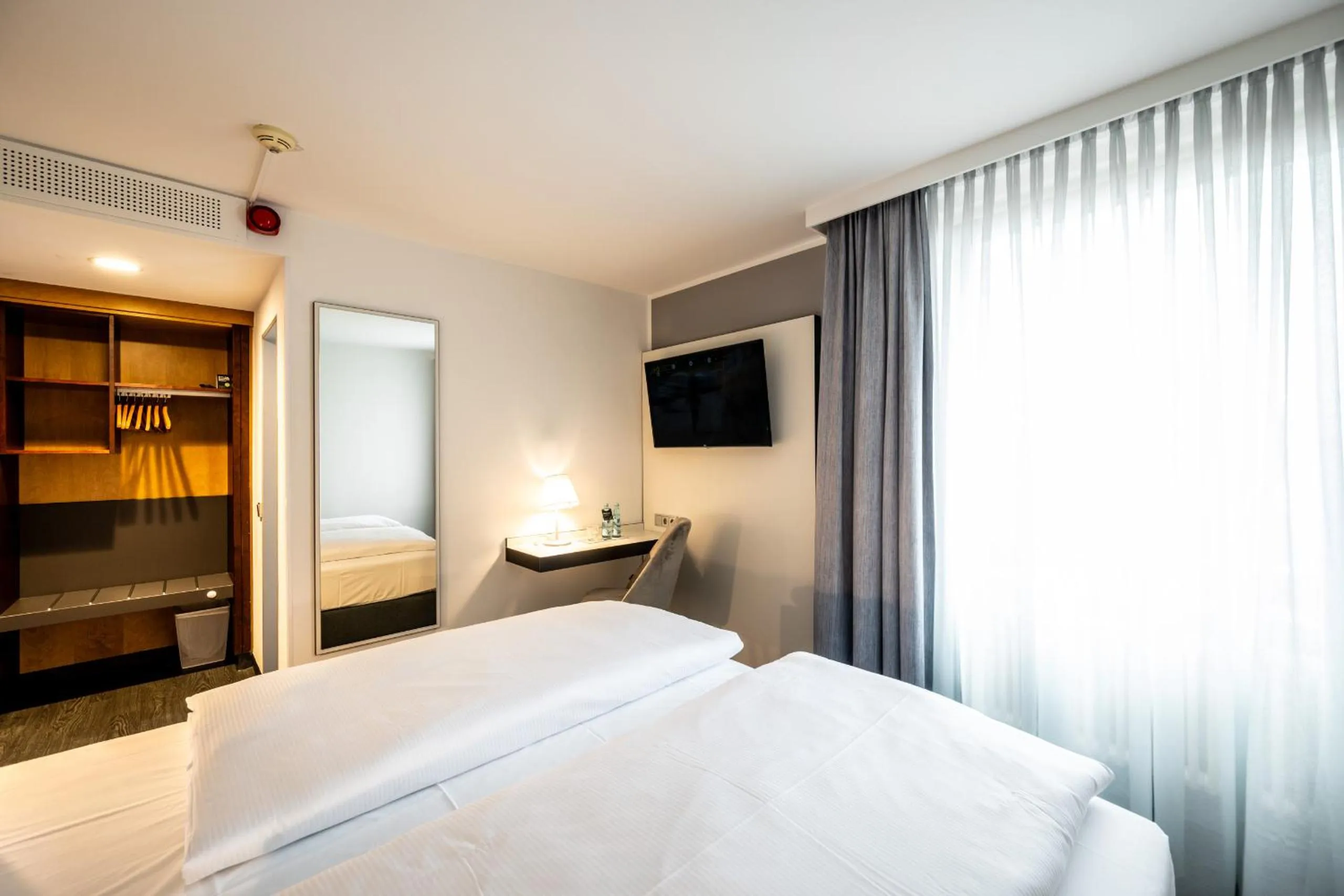 Photo of the whole room, Bed in Kassel Ost