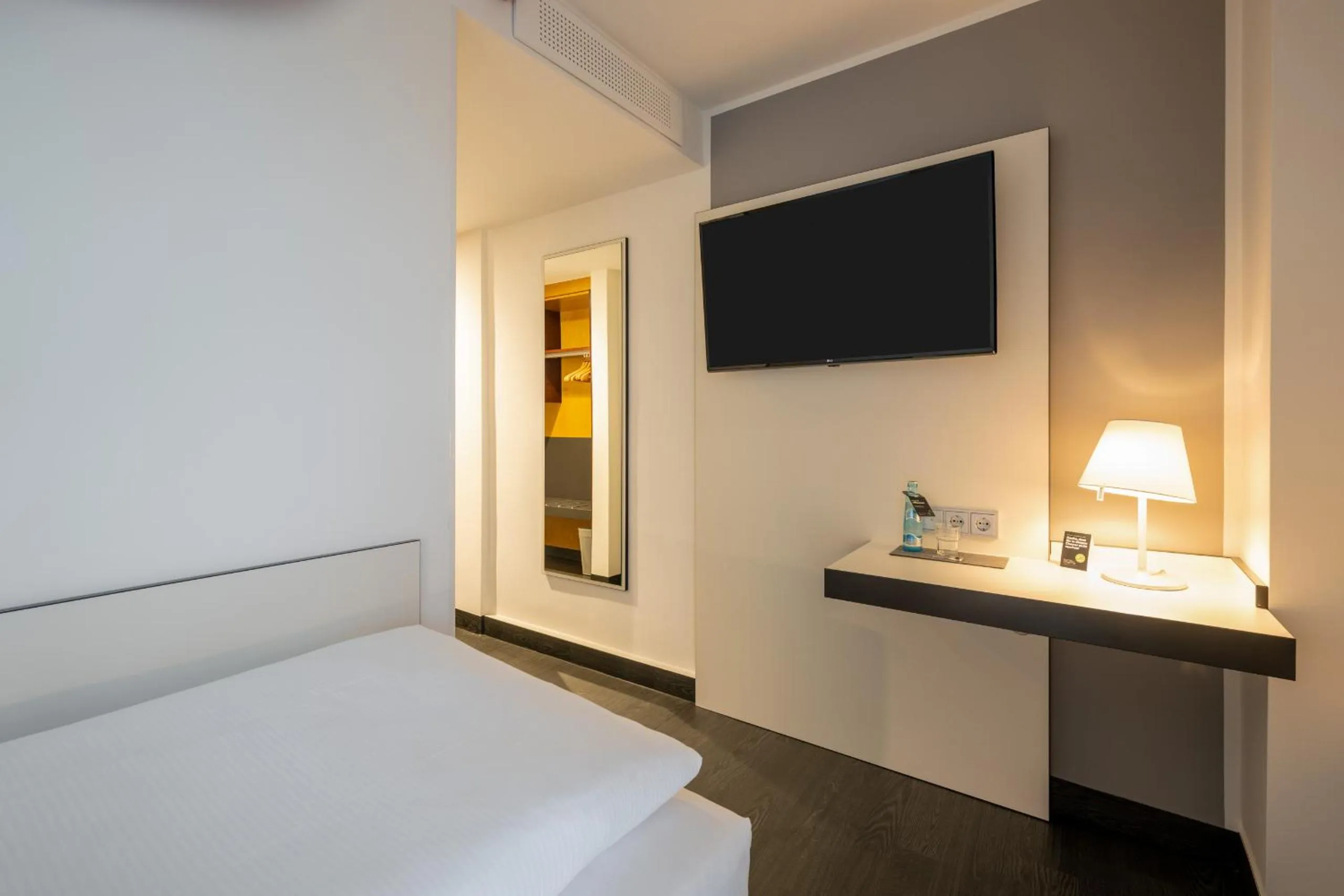 Photo of the whole room, Bed in Kassel Ost