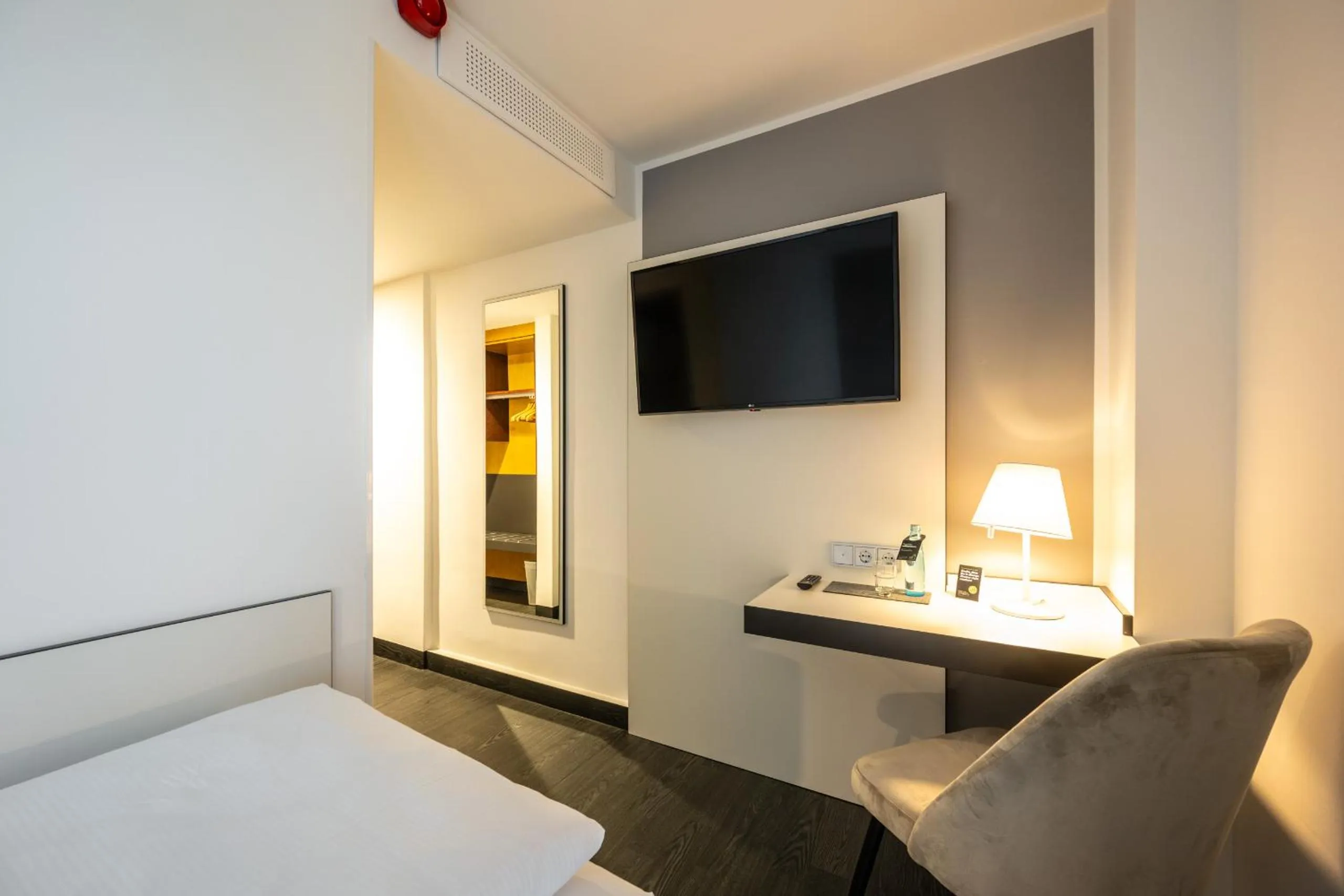 Photo of the whole room, Bed in Kassel Ost