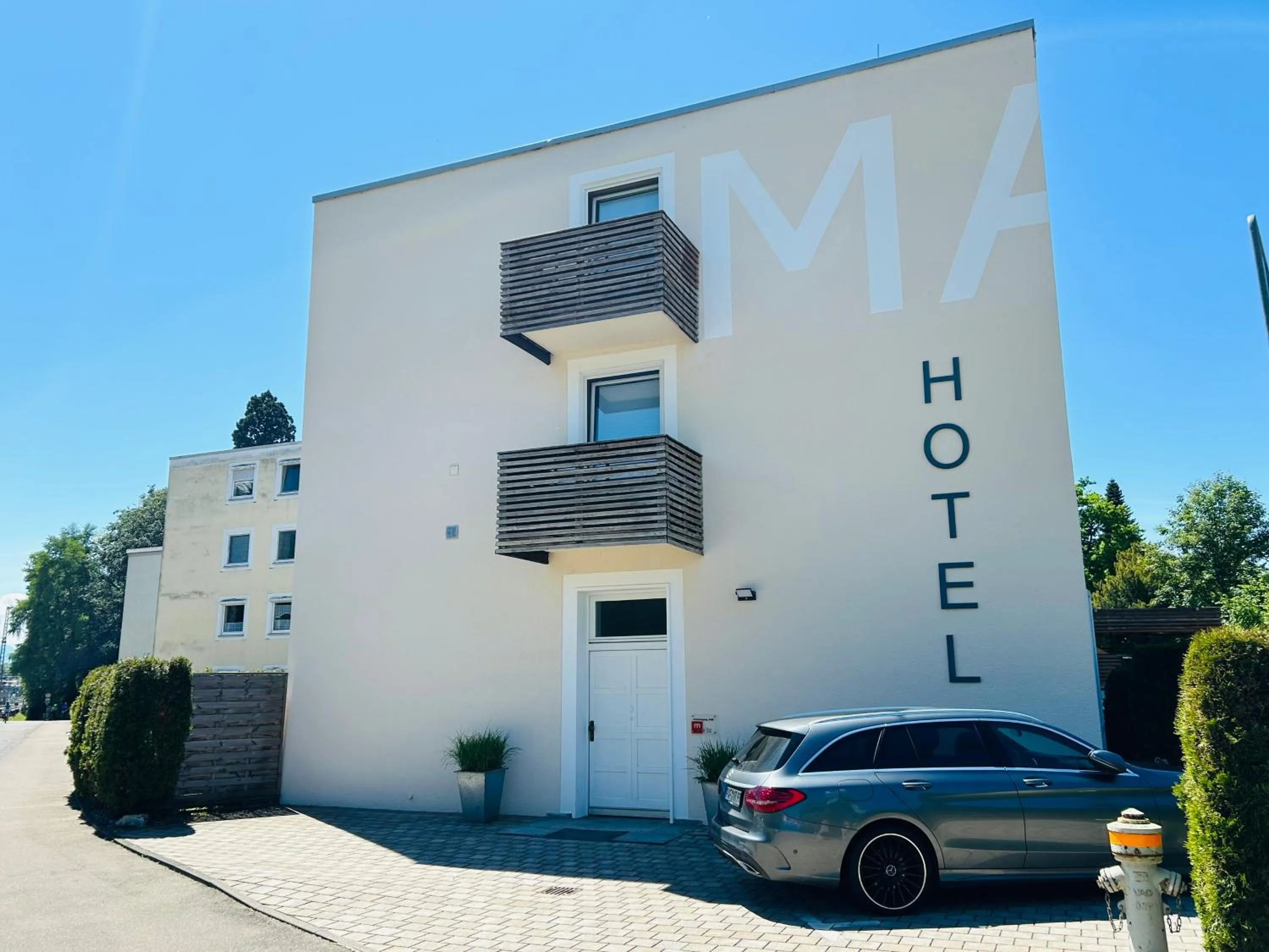 Property building in Maxhotel
