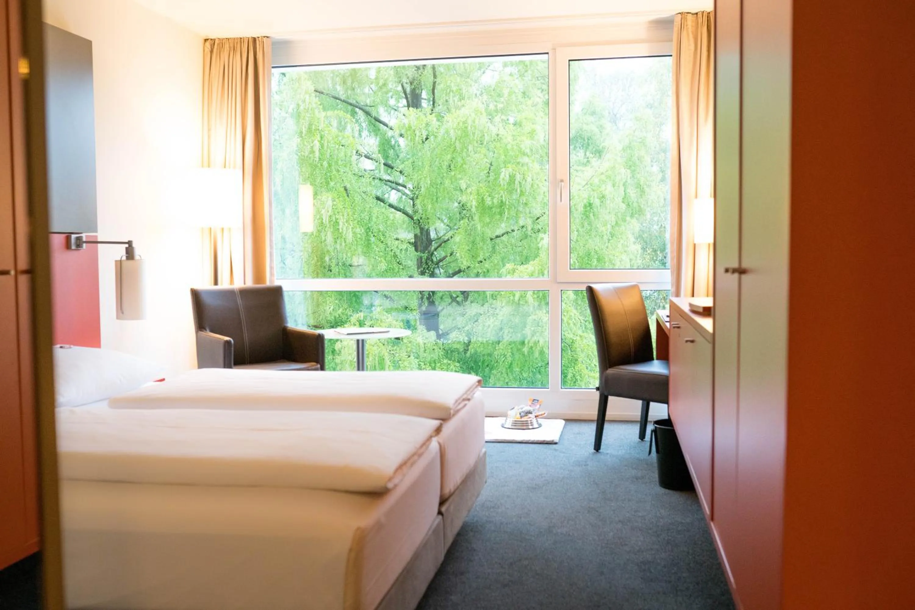 Photo of the whole room, Bed in ATLANTIC Hotel Galopprennbahn