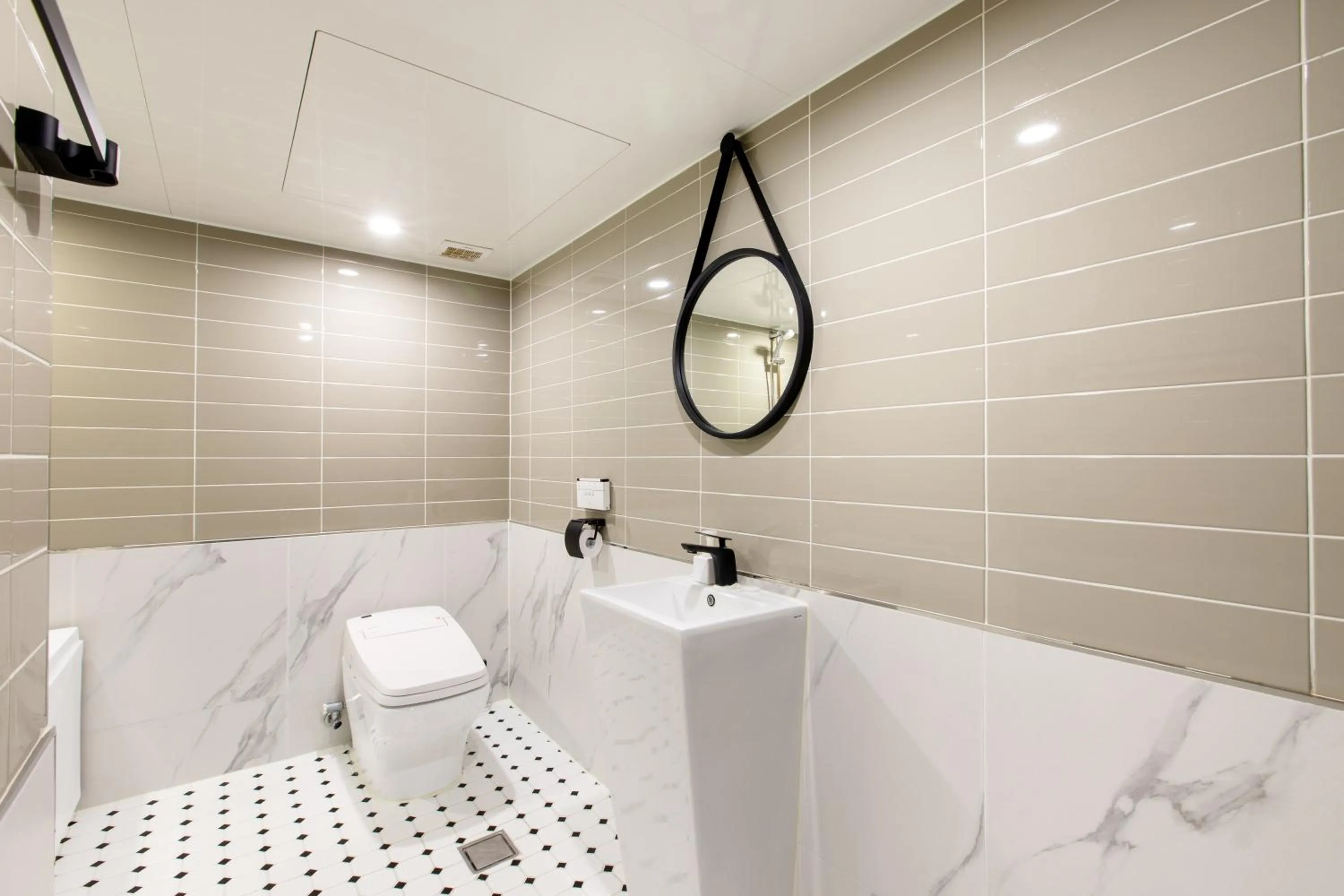 Brown-Dot Hotel Minam