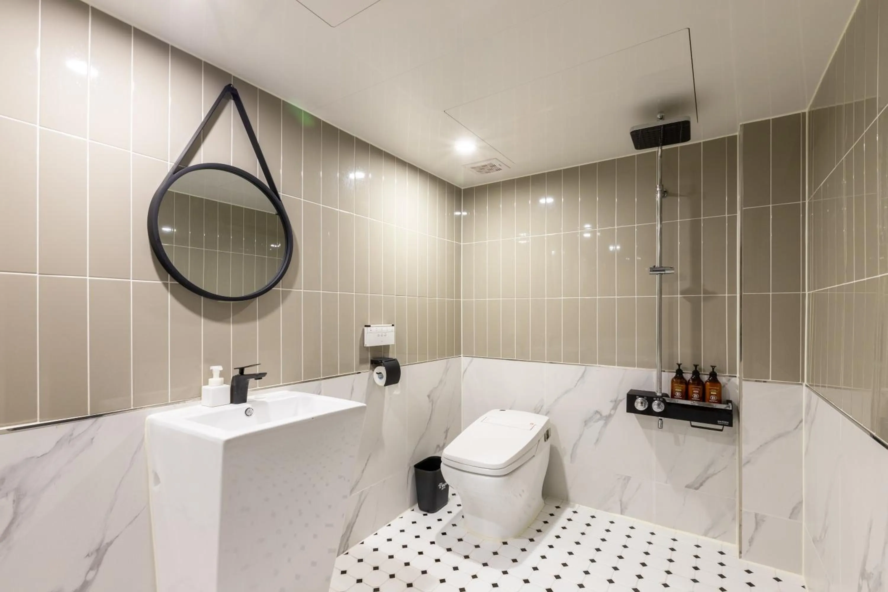 Brown-Dot Hotel Minam