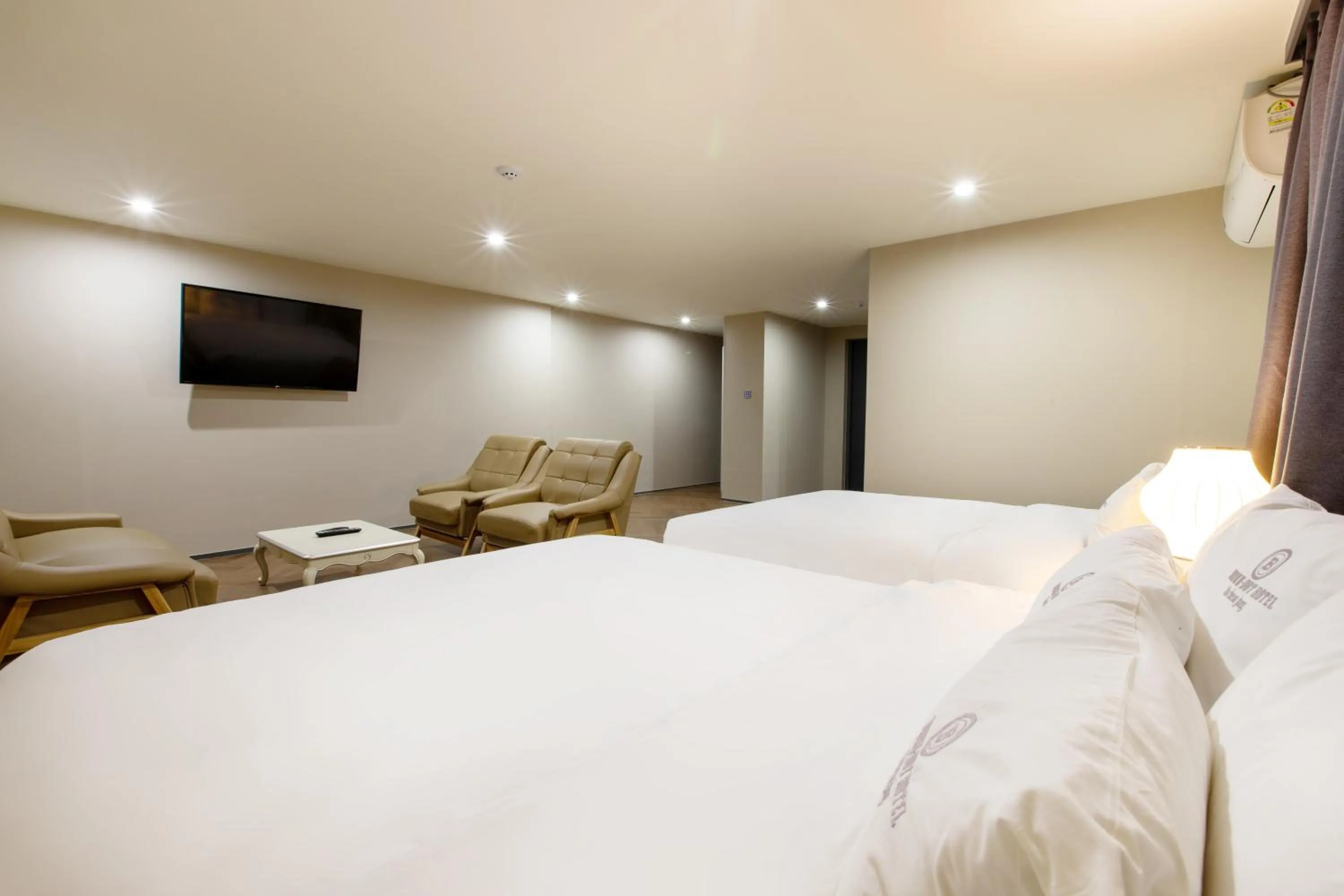 Brown-Dot Hotel Minam