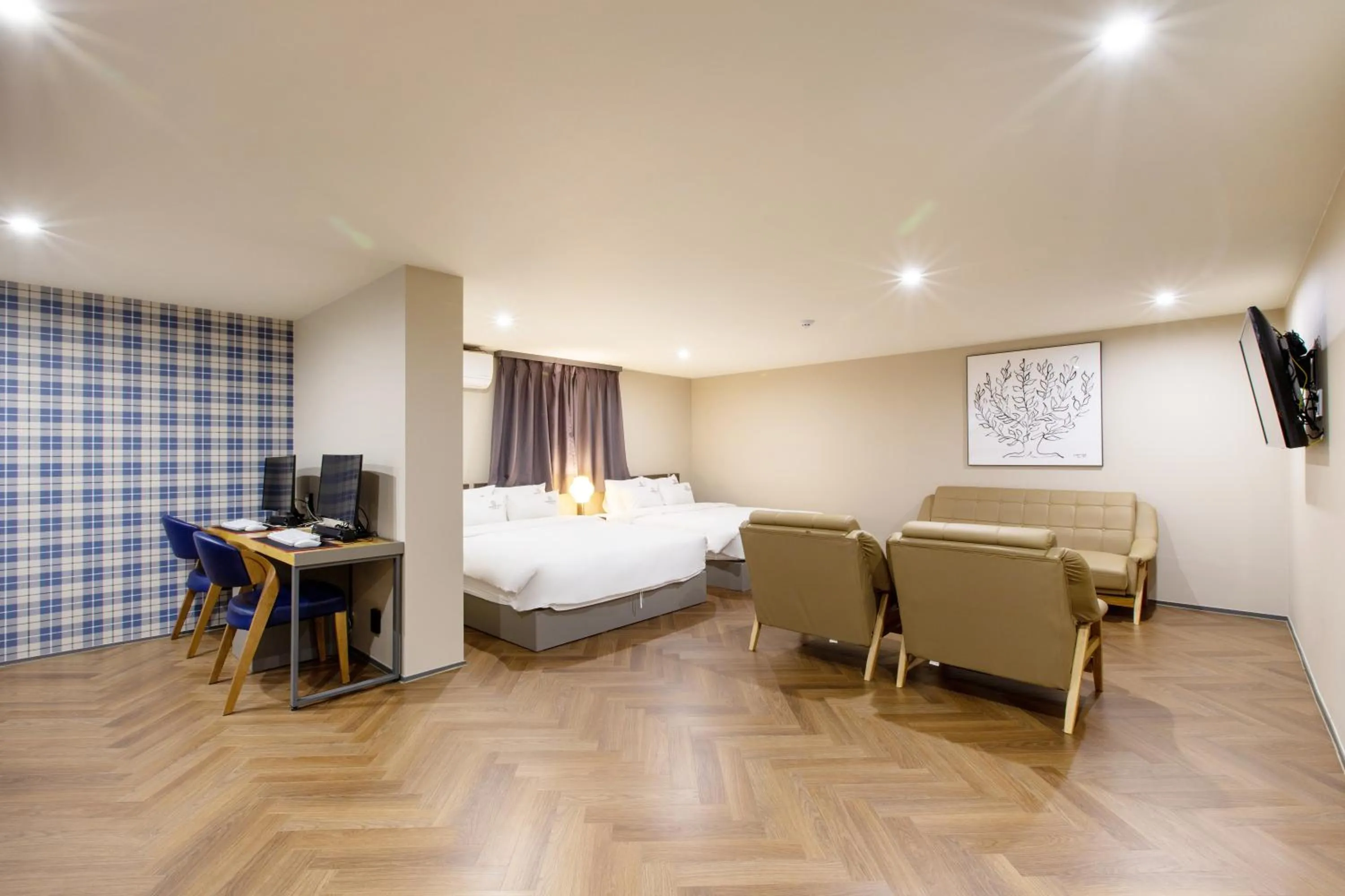 Brown-Dot Hotel Minam