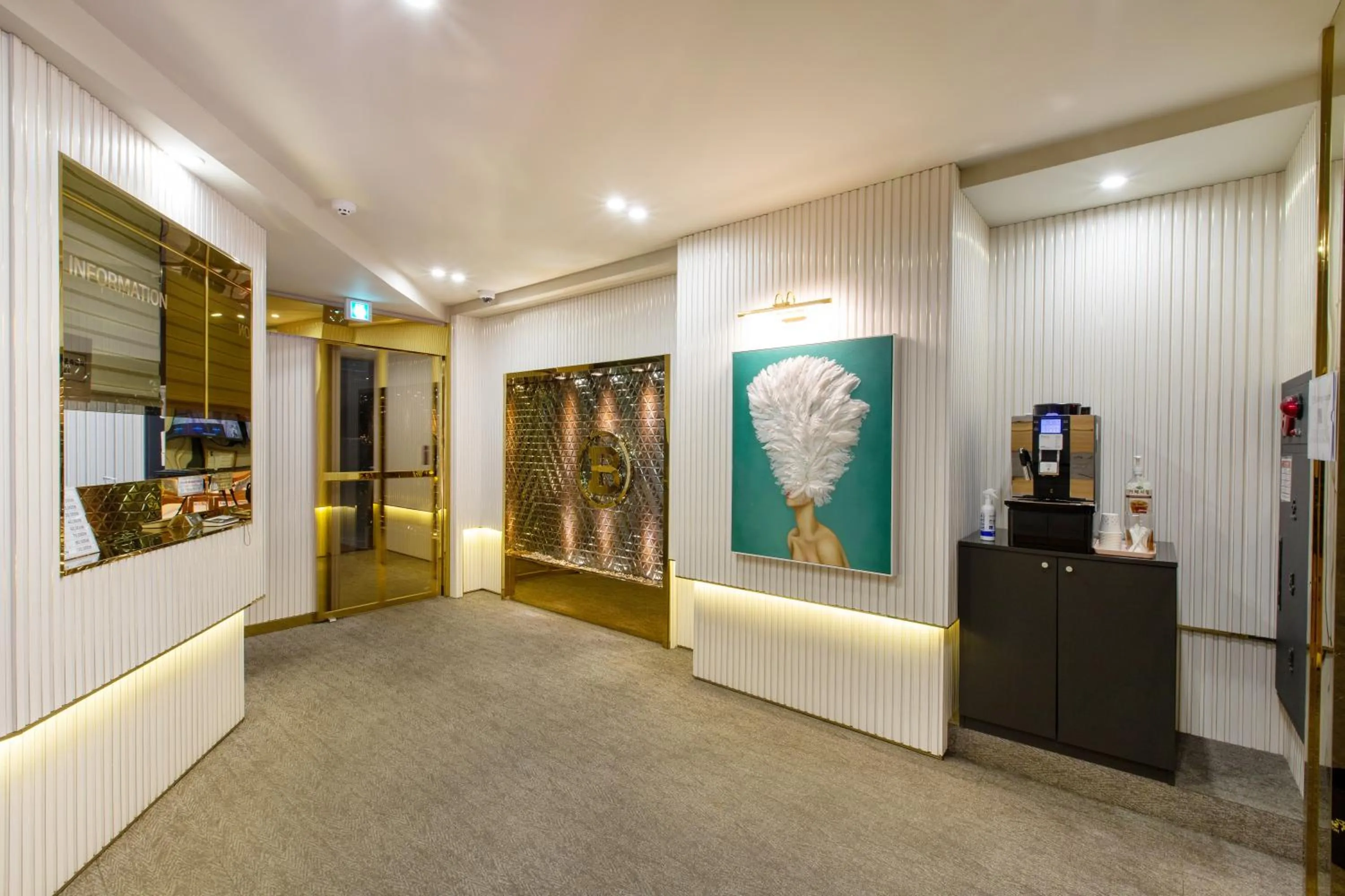 Brown-Dot Hotel Minam