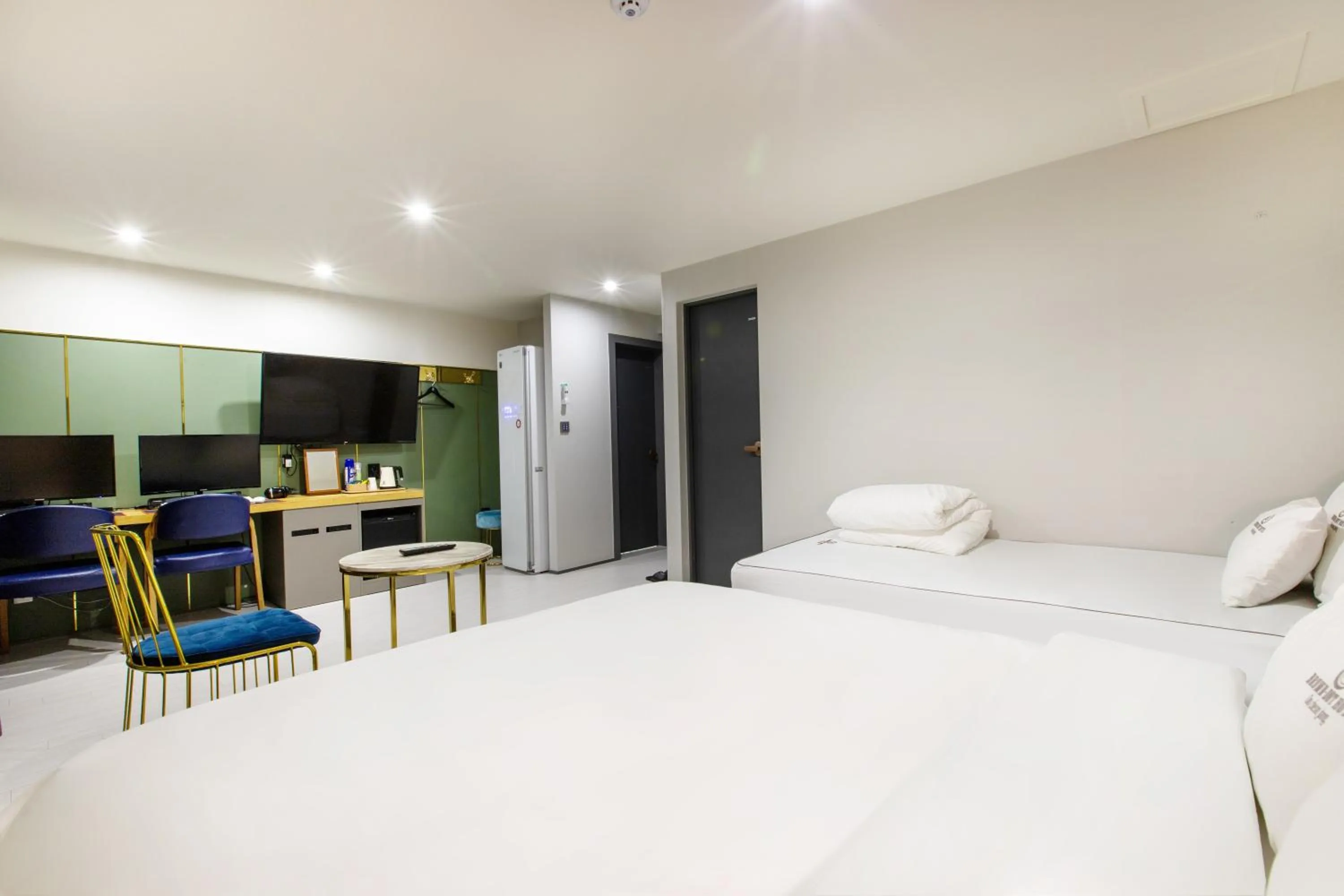 Brown-Dot Hotel Minam