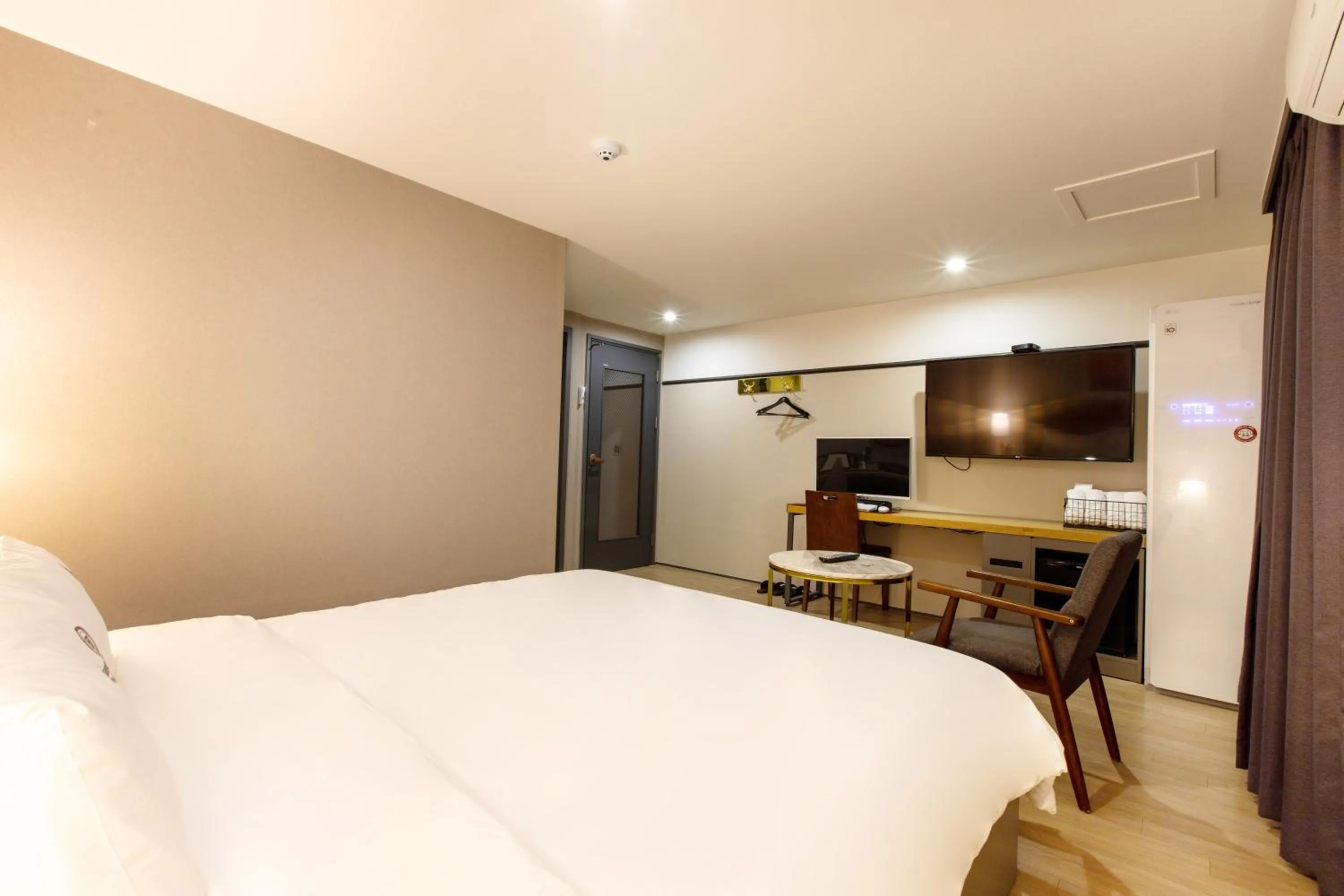 Brown-Dot Hotel Minam
