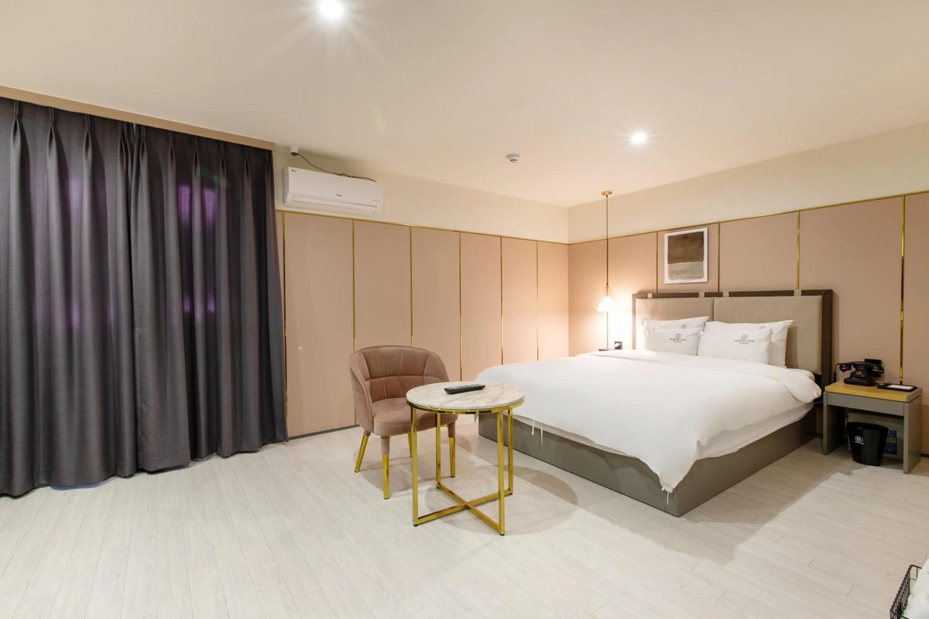 Brown-Dot Hotel Minam
