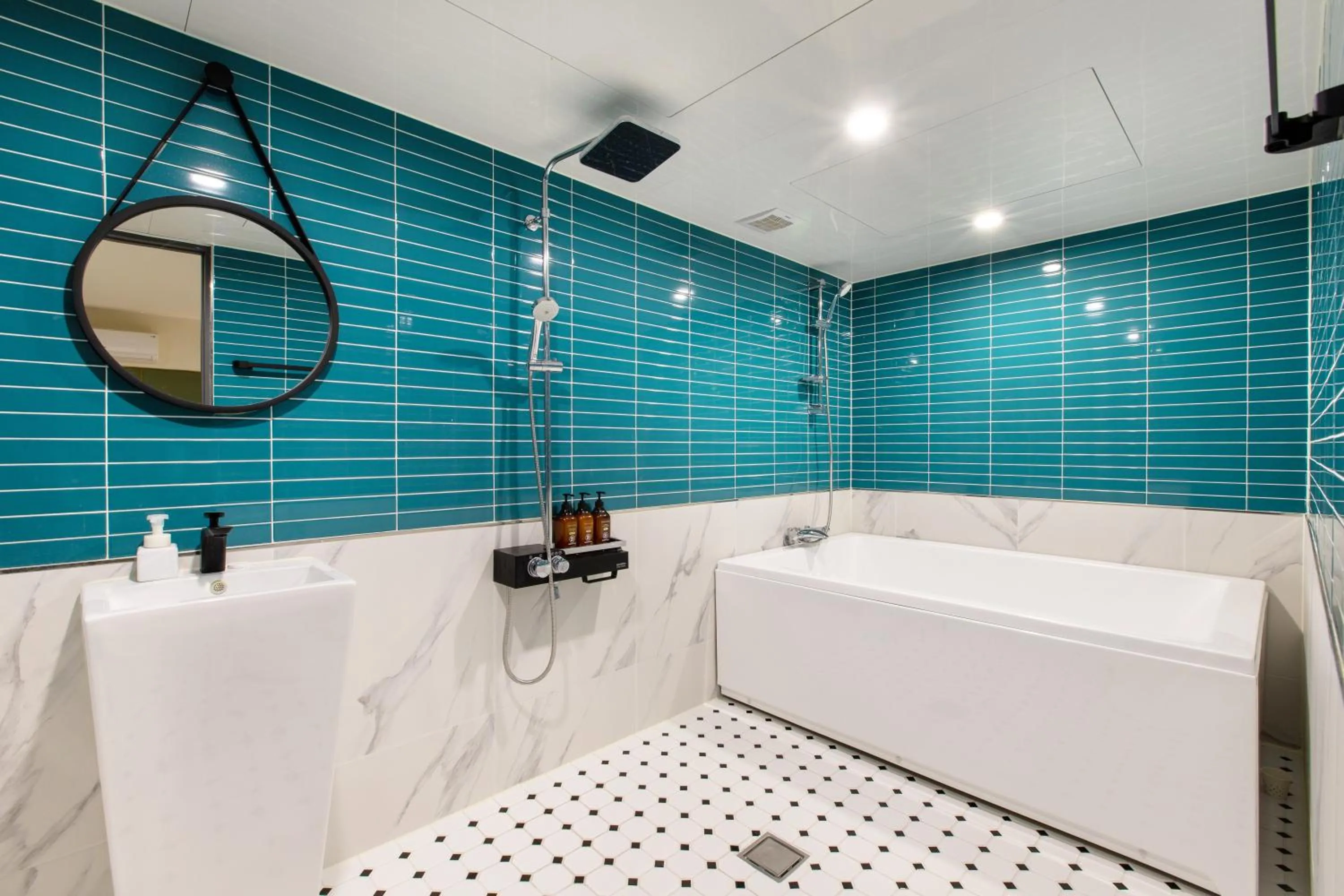 Brown-Dot Hotel Minam