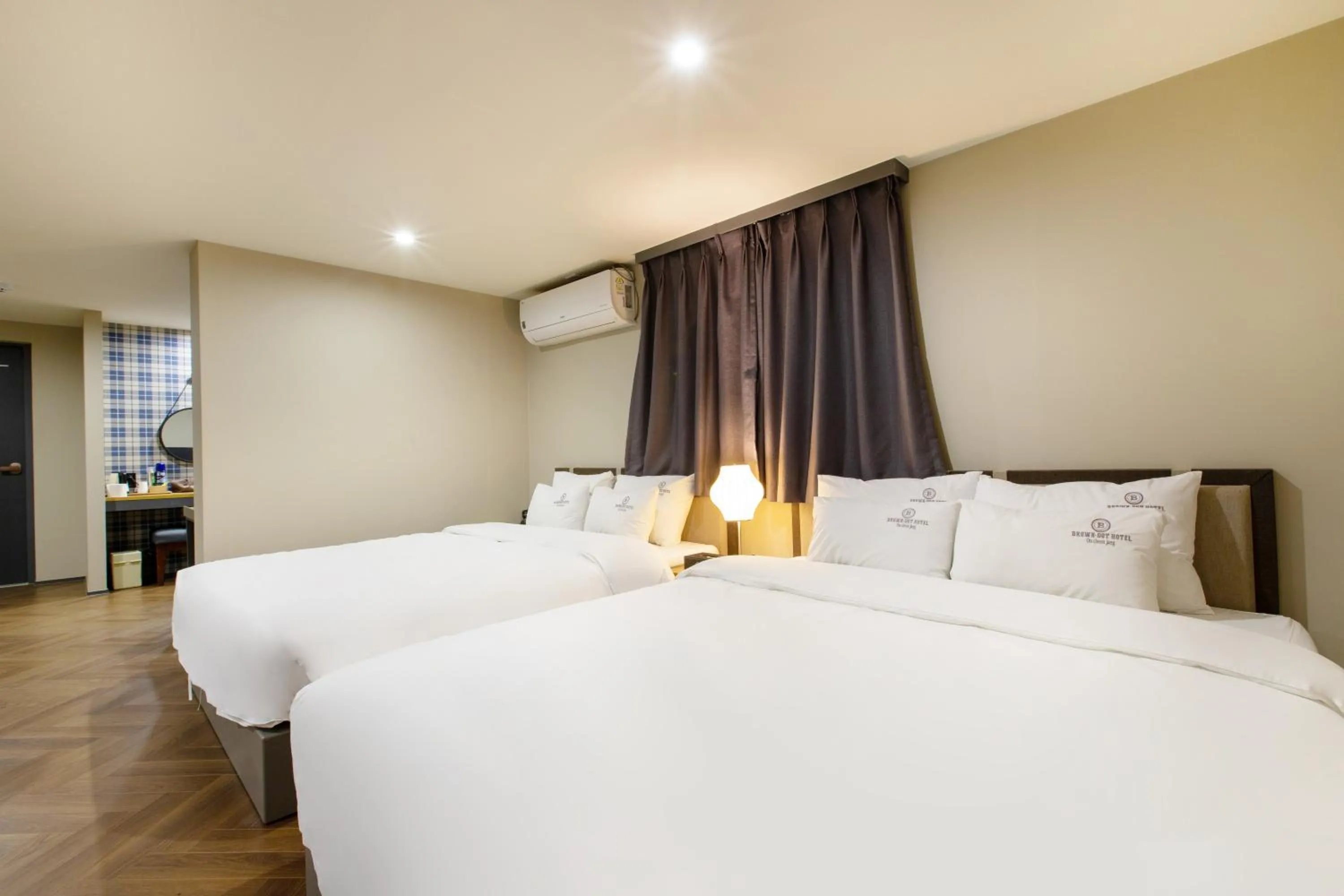 Brown-Dot Hotel Minam