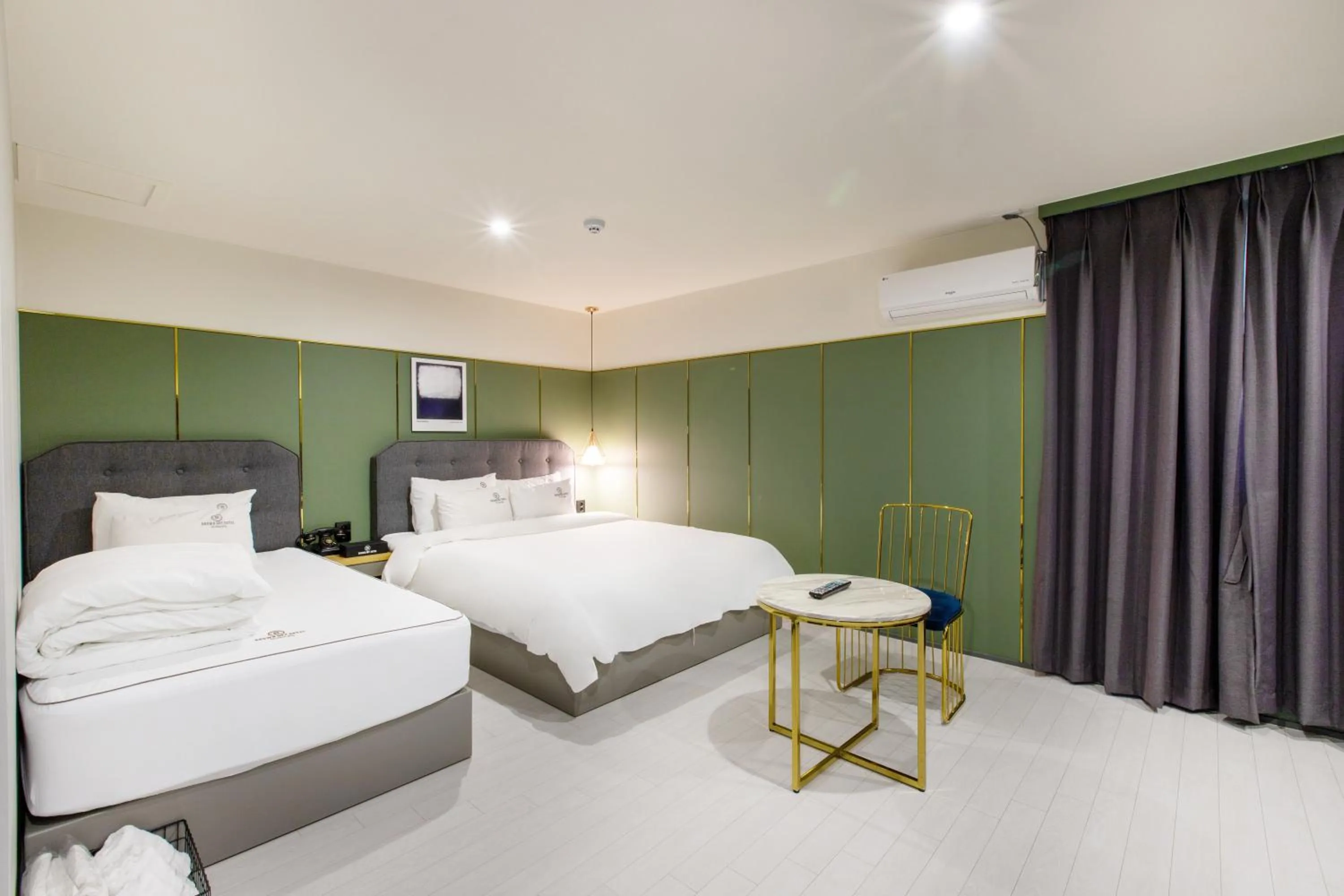 Brown-Dot Hotel Minam