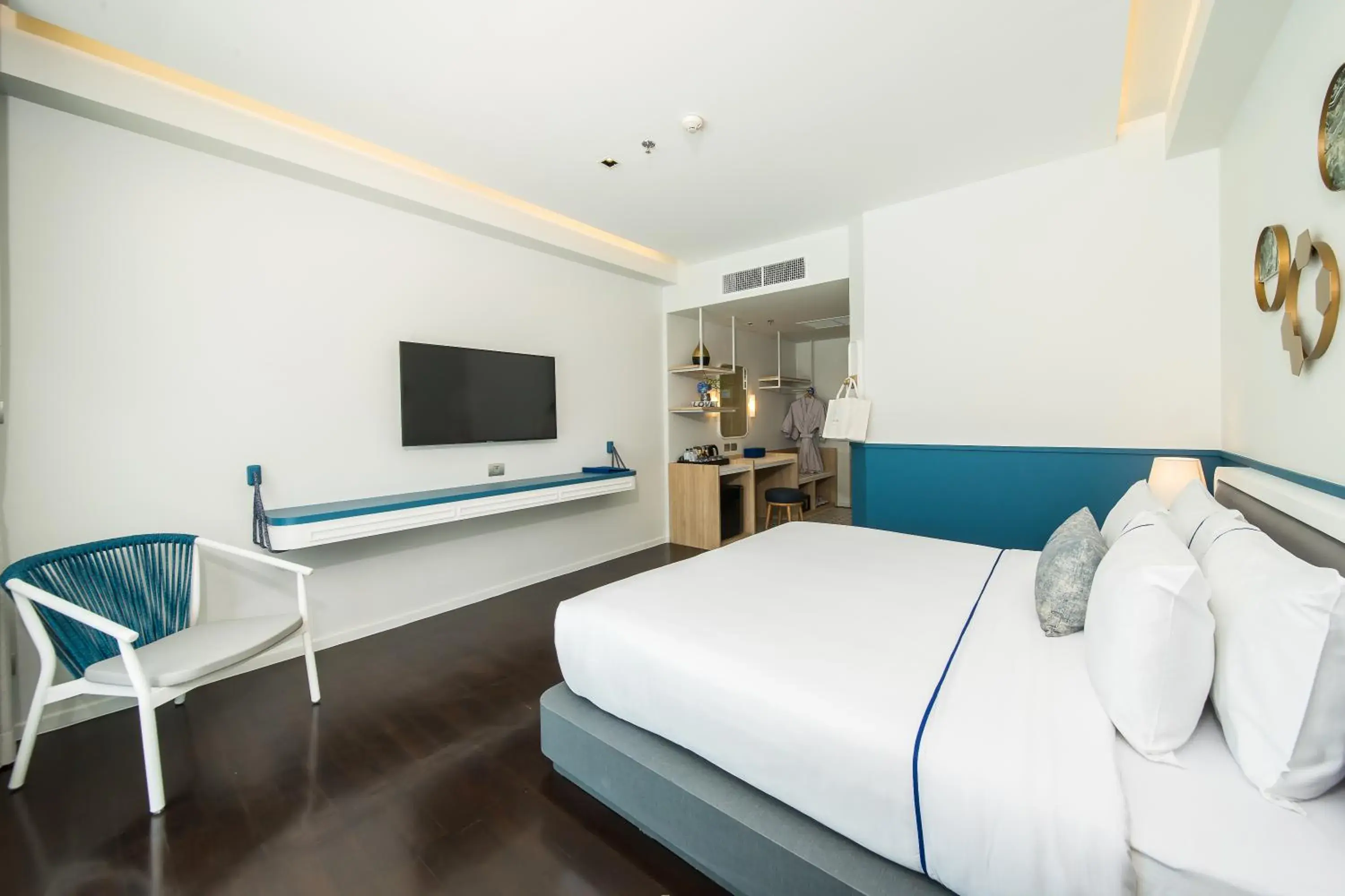 Bed, TV/Entertainment Center in Kram Pattaya