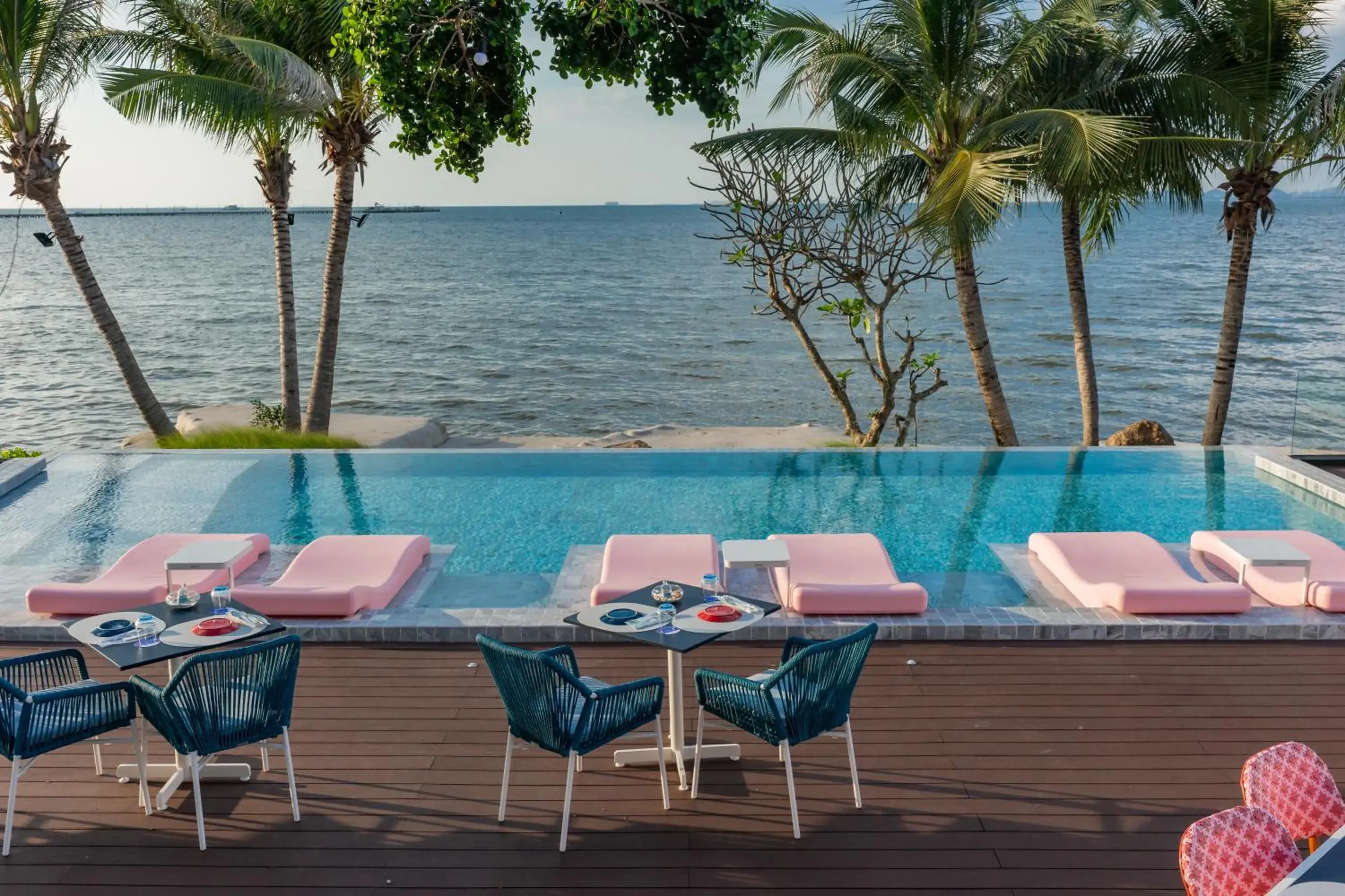 Restaurant/places to eat, Swimming Pool in Kram Pattaya