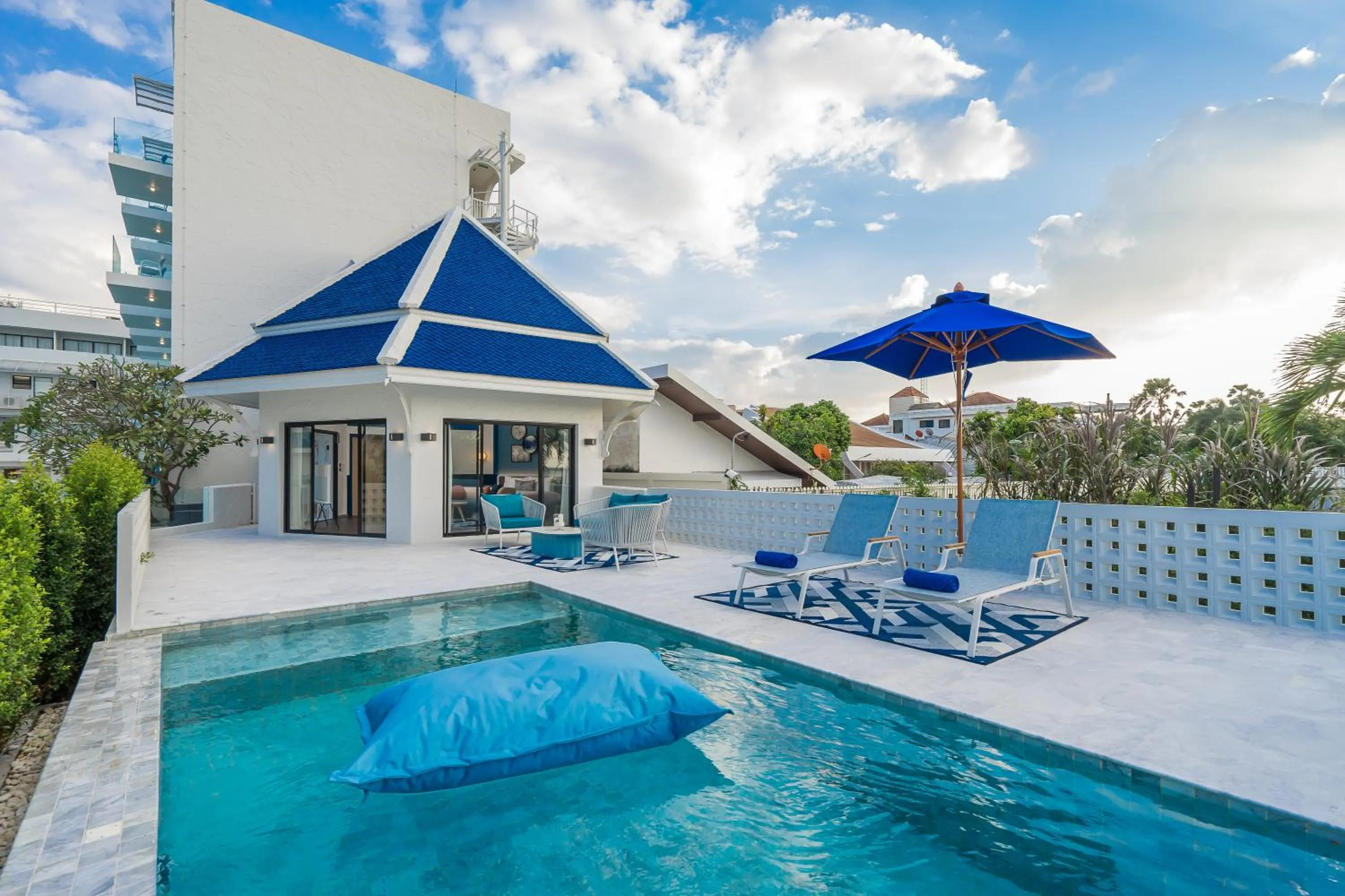 Swimming pool in Kram Pattaya