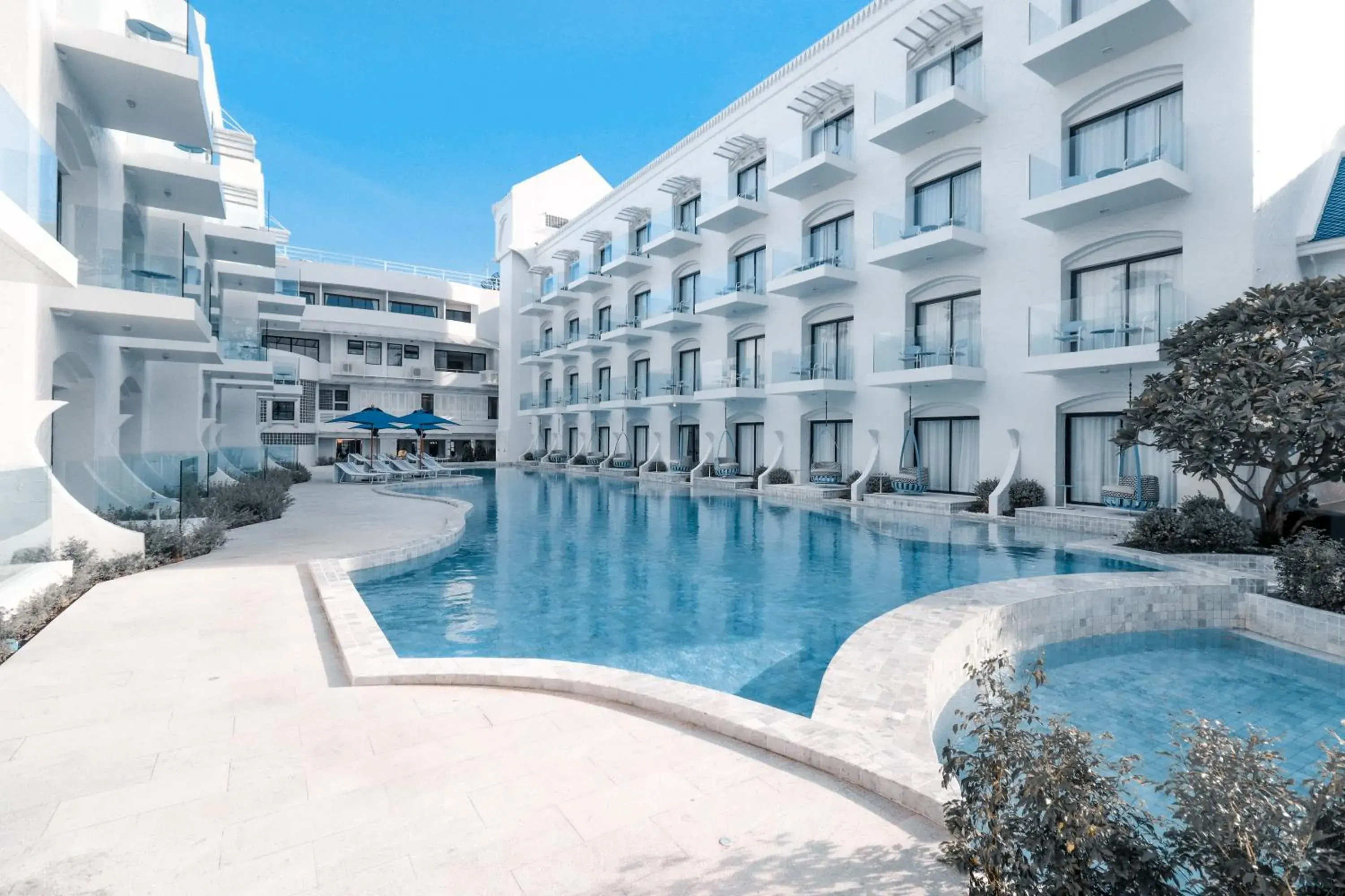Property building, Swimming Pool in Kram Pattaya