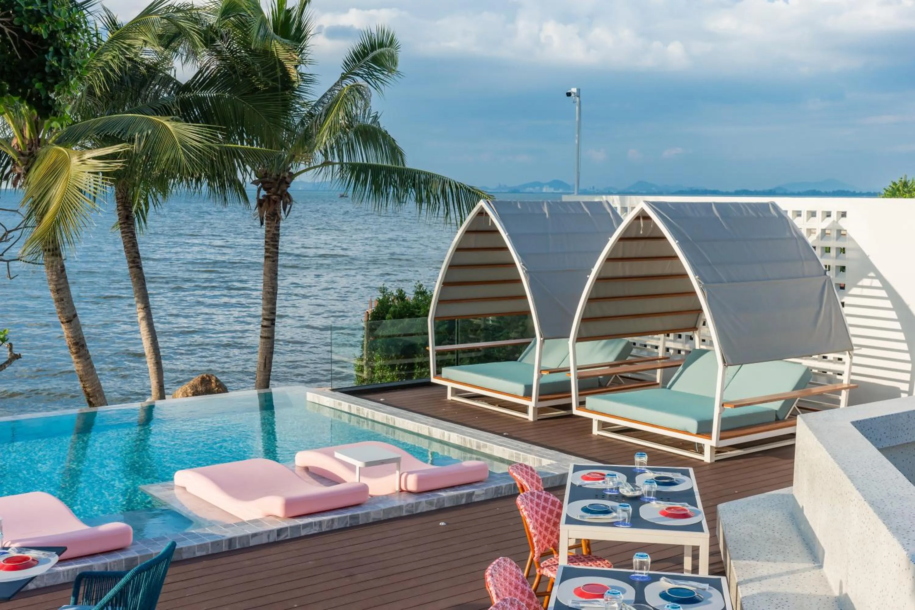 Swimming pool in Kram Pattaya