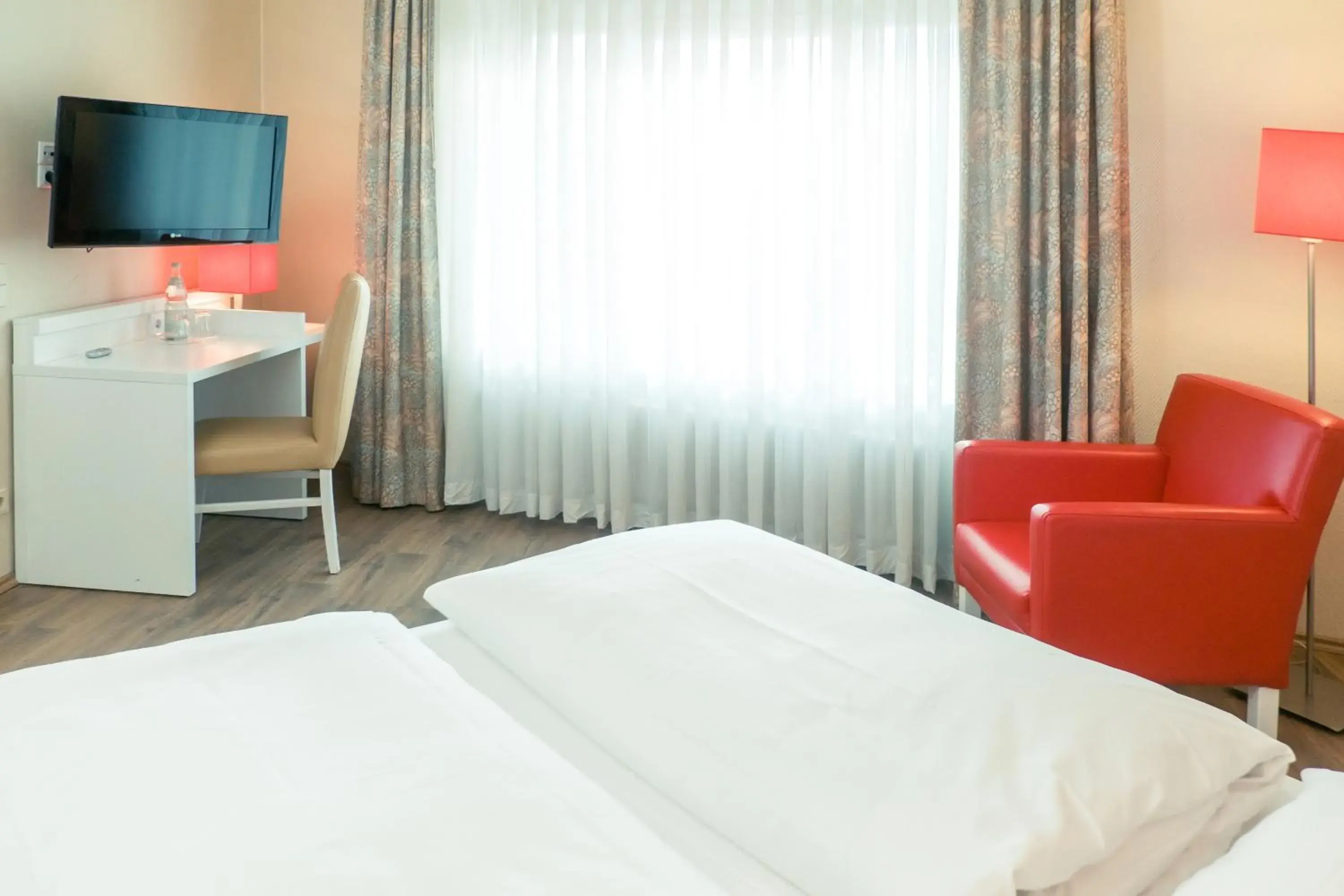 Photo of the whole room, Bed in Hotel Stuttgart Sindelfingen City by Tulip Inn Photo of the whole room, Bed in Hotel Stuttgart Sindelfingen City by Tulip Inn