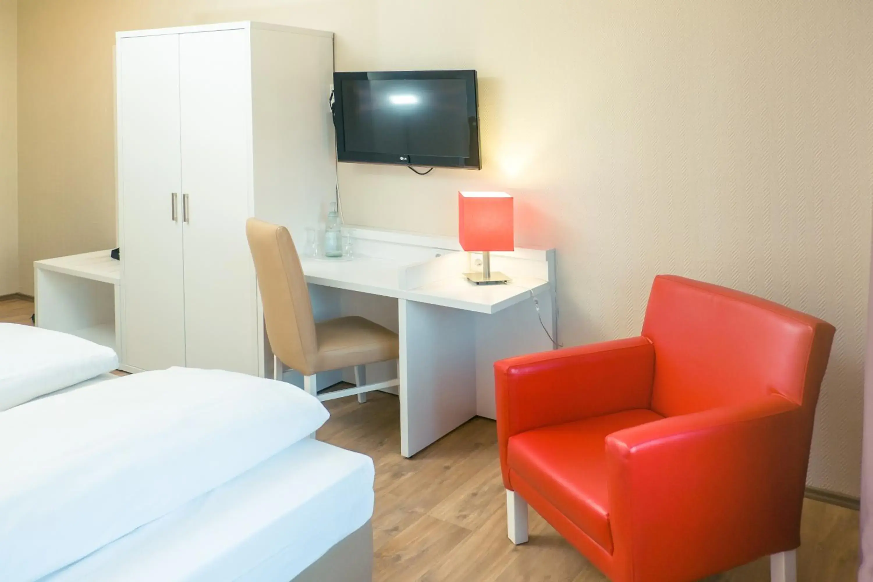 Photo of the whole room, Bed in Hotel Stuttgart Sindelfingen City by Tulip Inn Photo of the whole room, Bed in Hotel Stuttgart Sindelfingen City by Tulip Inn