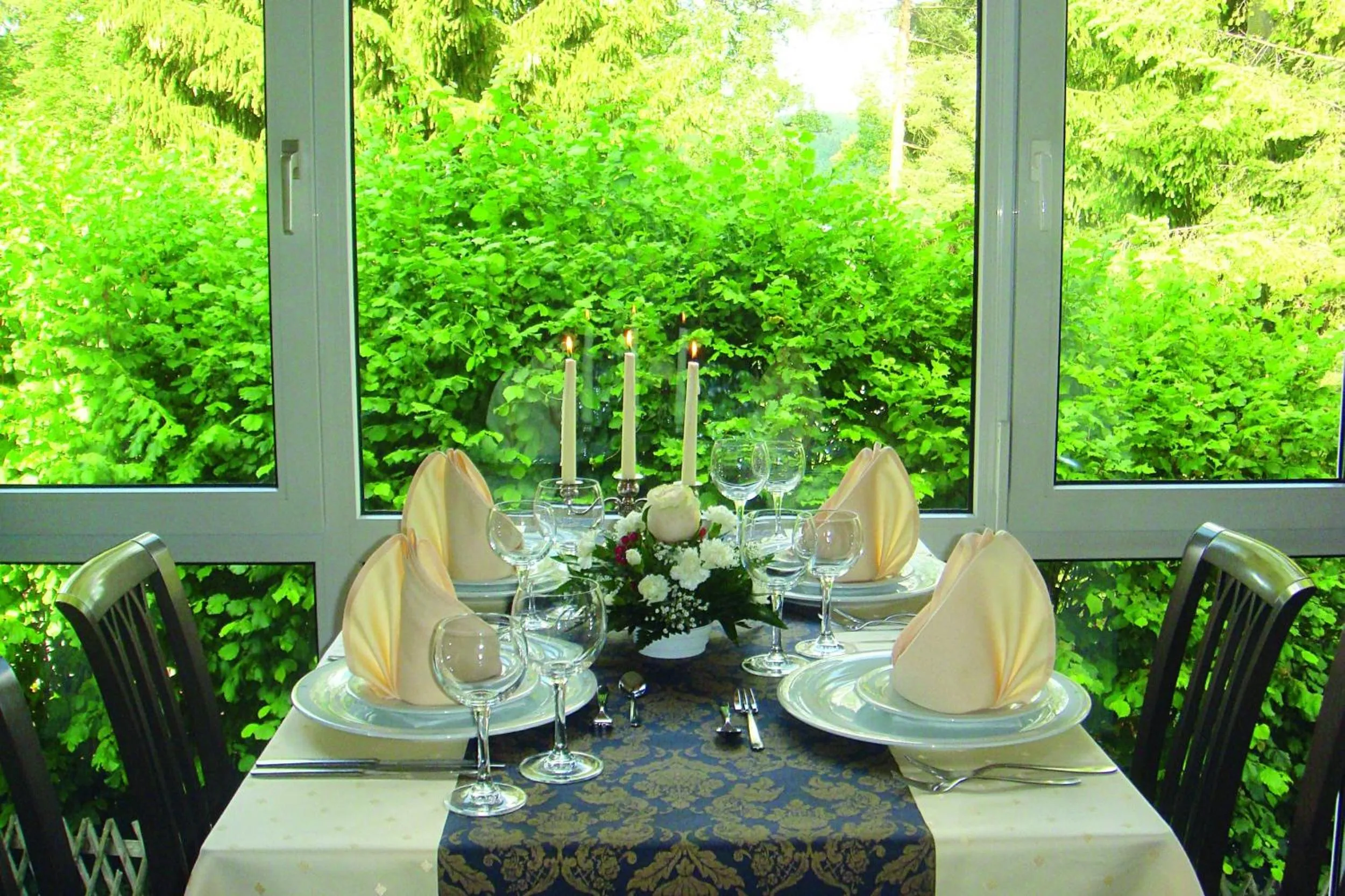 Restaurant/places to eat in Parkhotel Helene