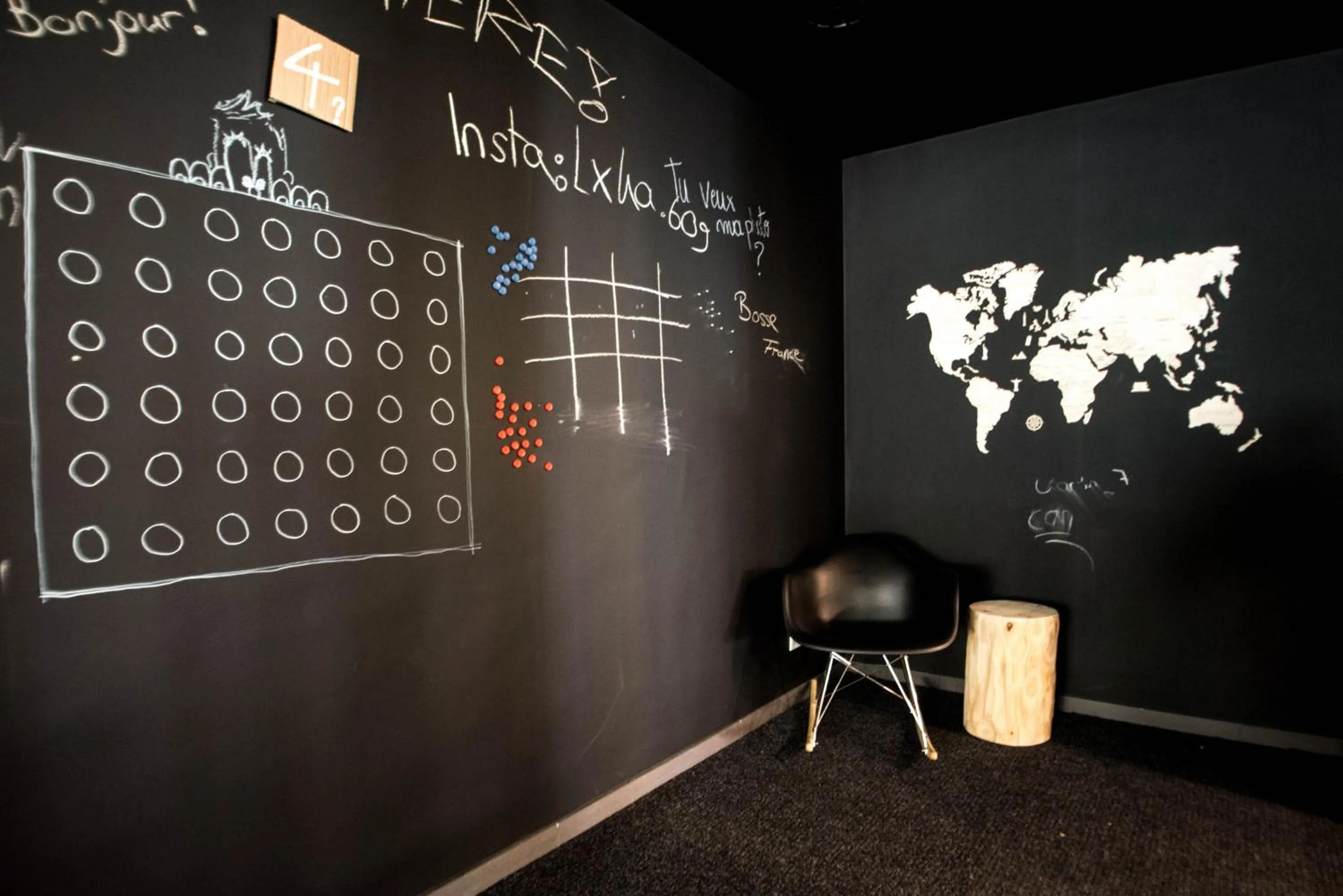 Communal lounge/ TV room in Liège Youth Hostel