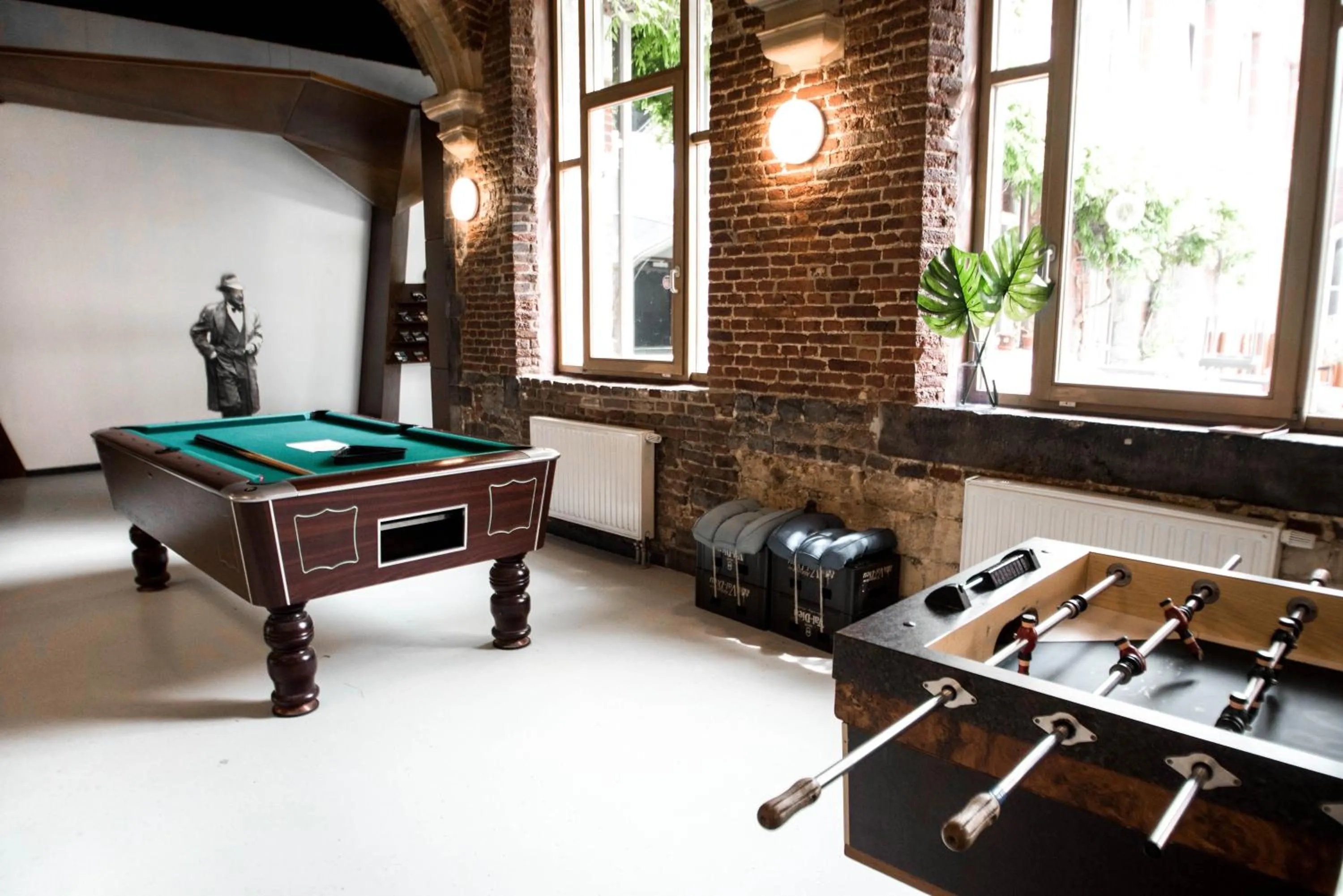 Billiard in Liège Youth Hostel