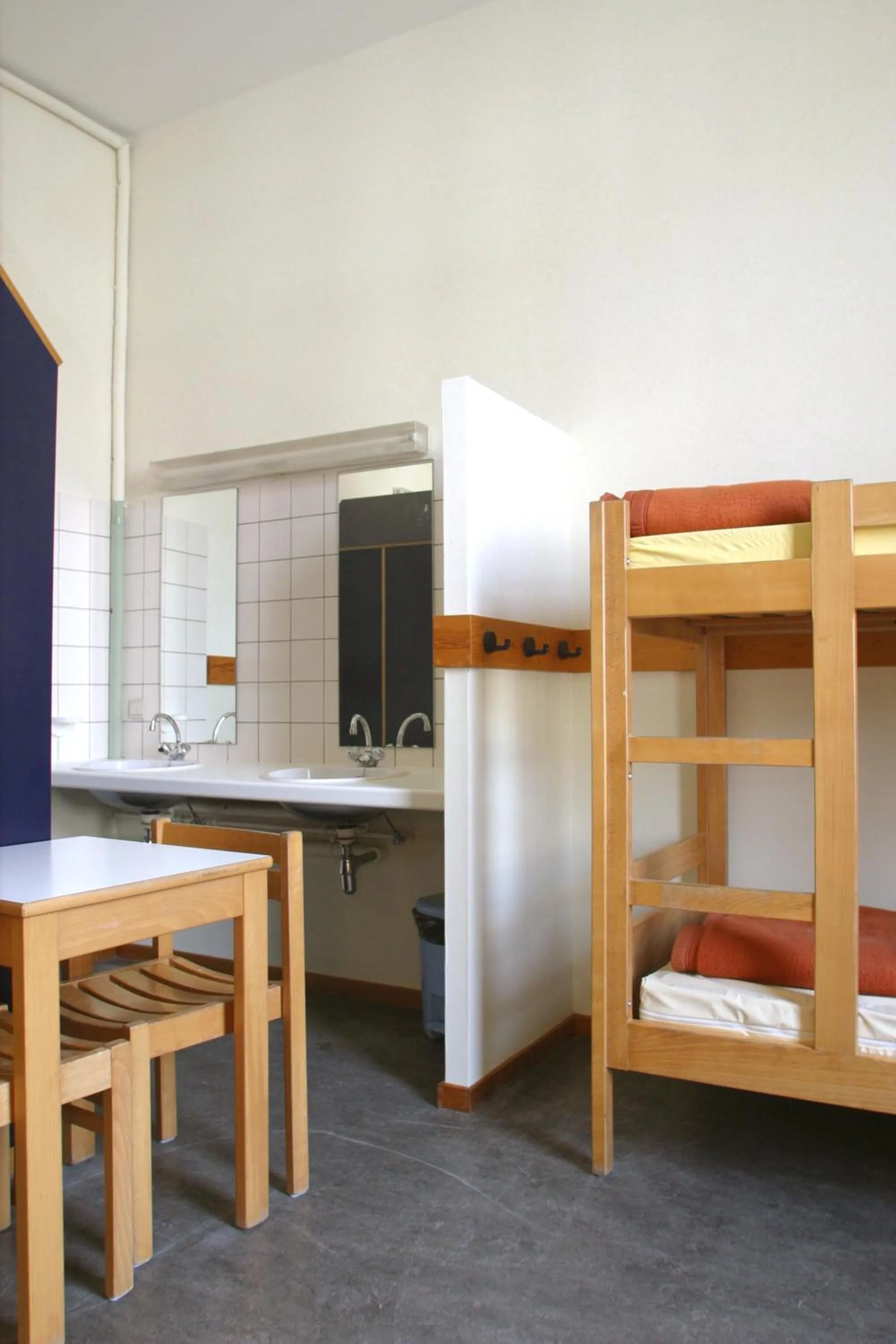 Bathroom, Bed in Auberge de Jeunesse de Tournai