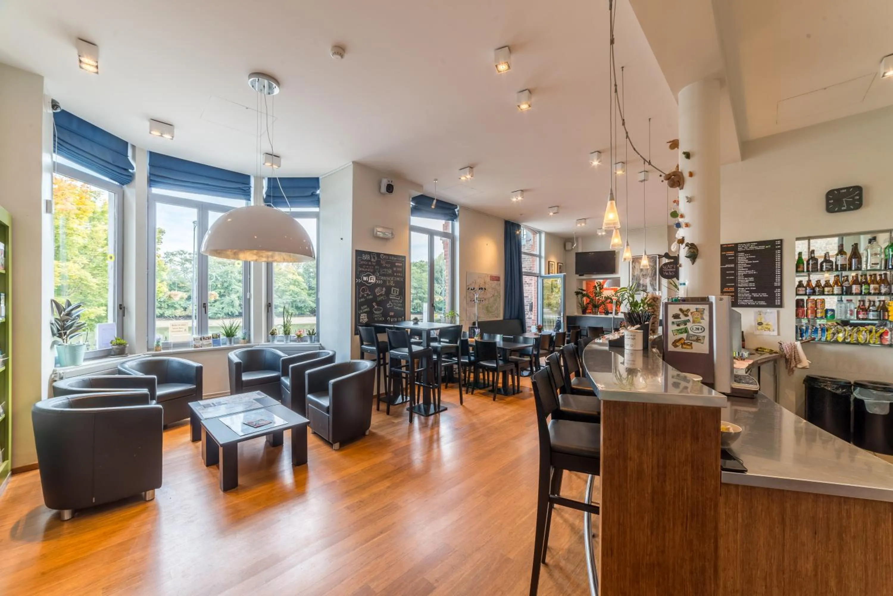 Communal lounge/ TV room in Auberge de Jeunesse de Namur