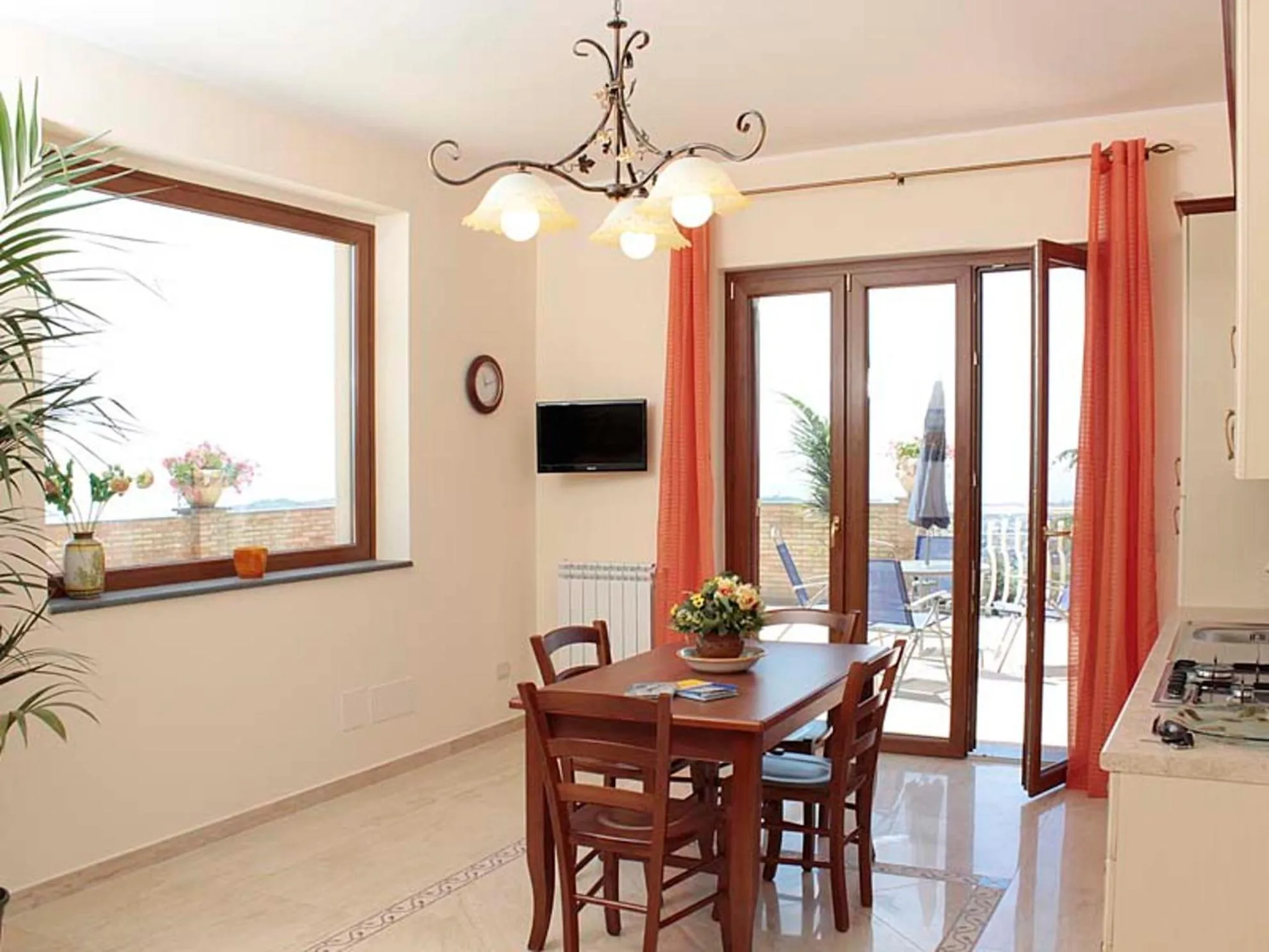 TV and multimedia in Etna Royal View