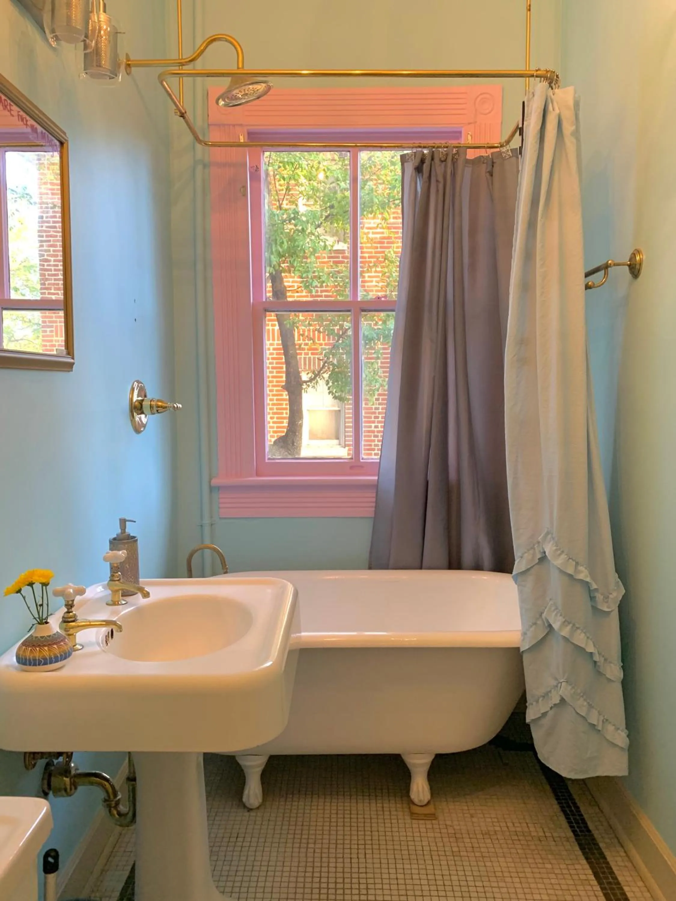 Toilet in Birmingham Tree House