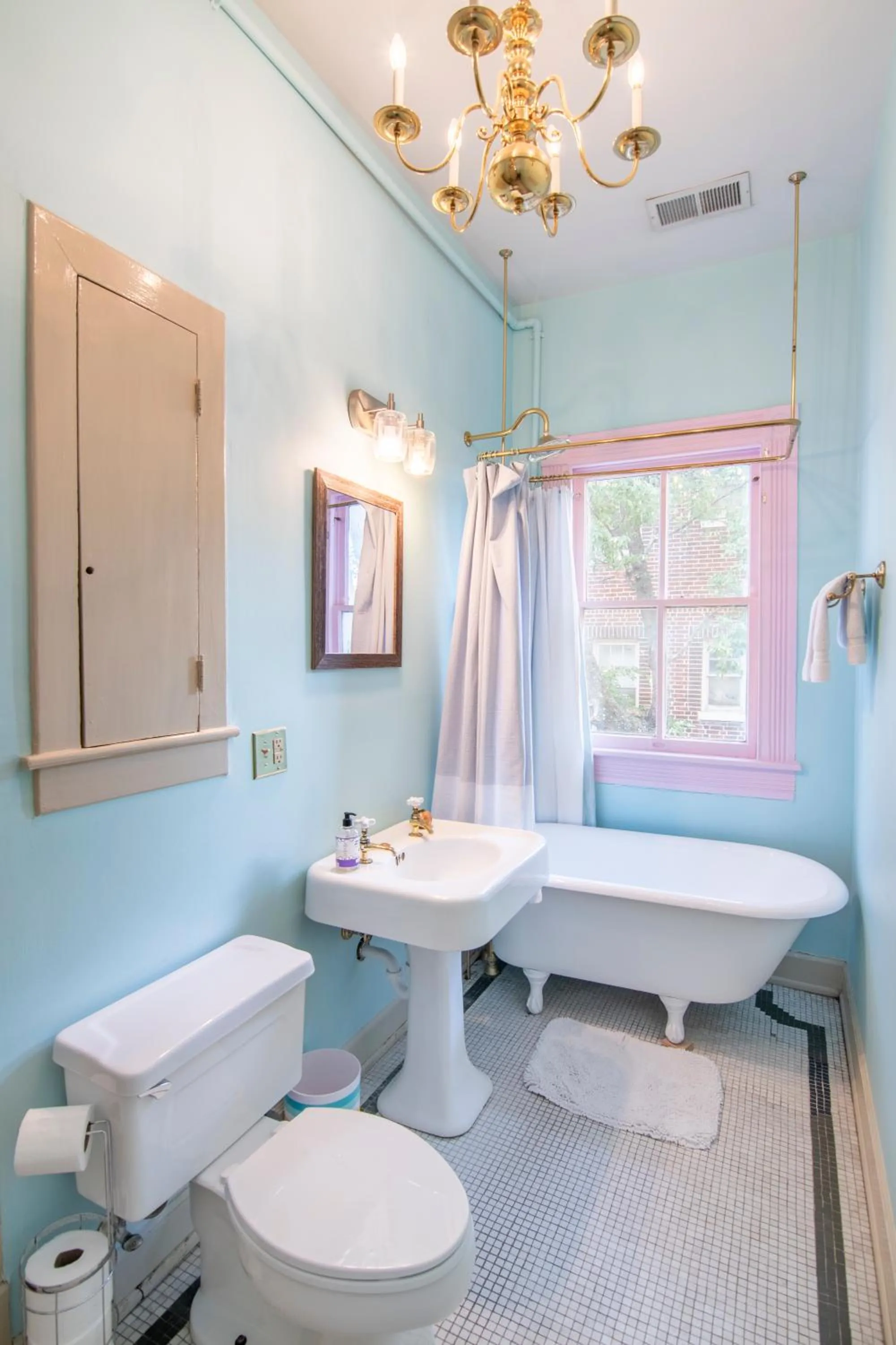 Toilet in Birmingham Tree House