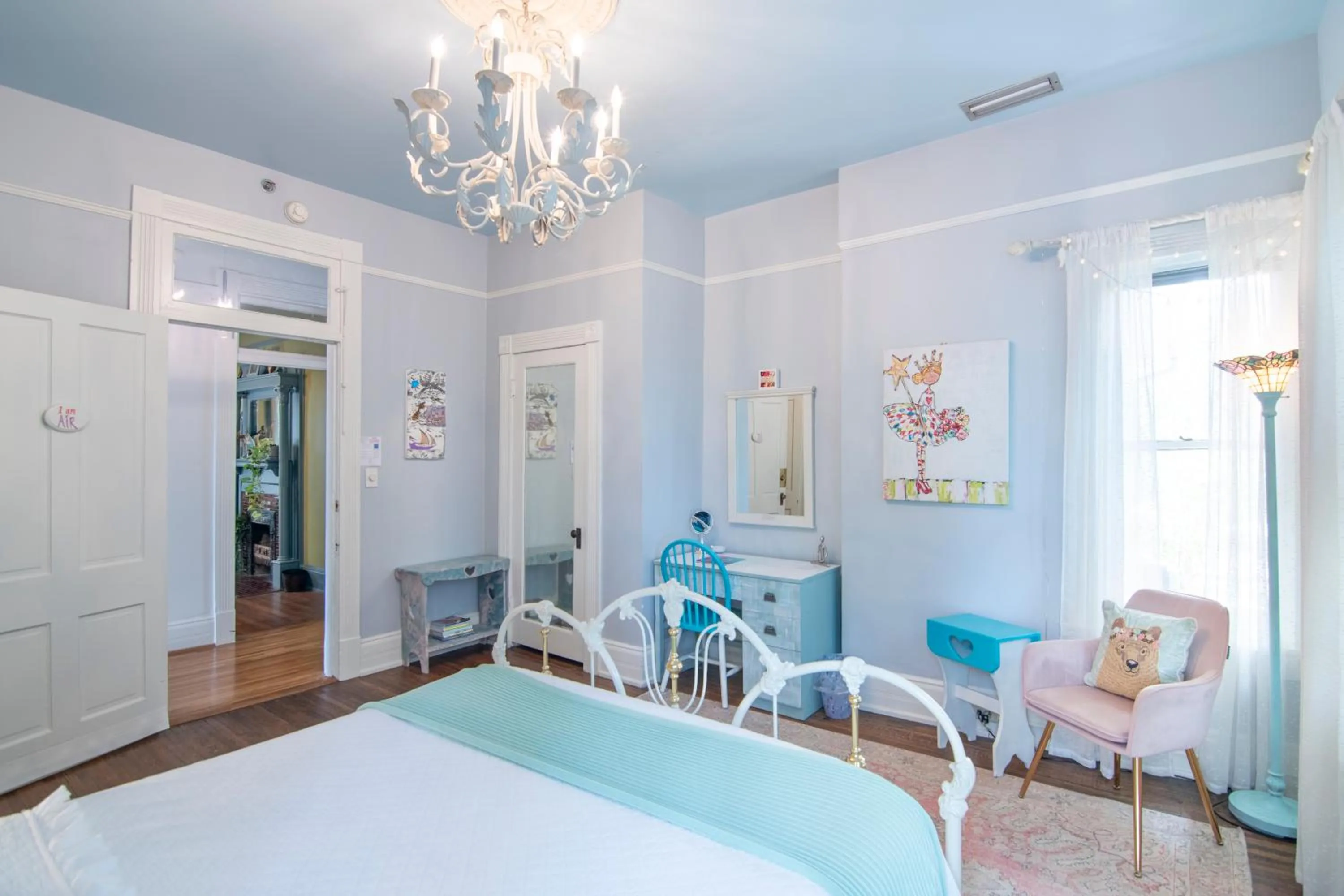 Bed in Birmingham Tree House