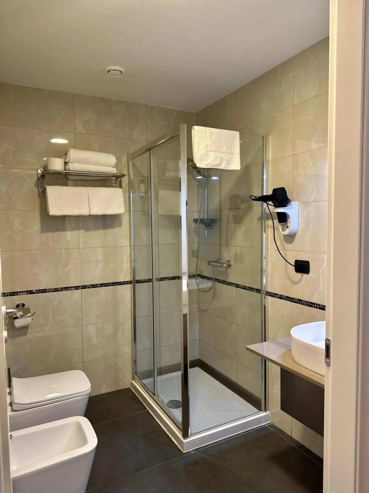 Shower in Hotel Folen