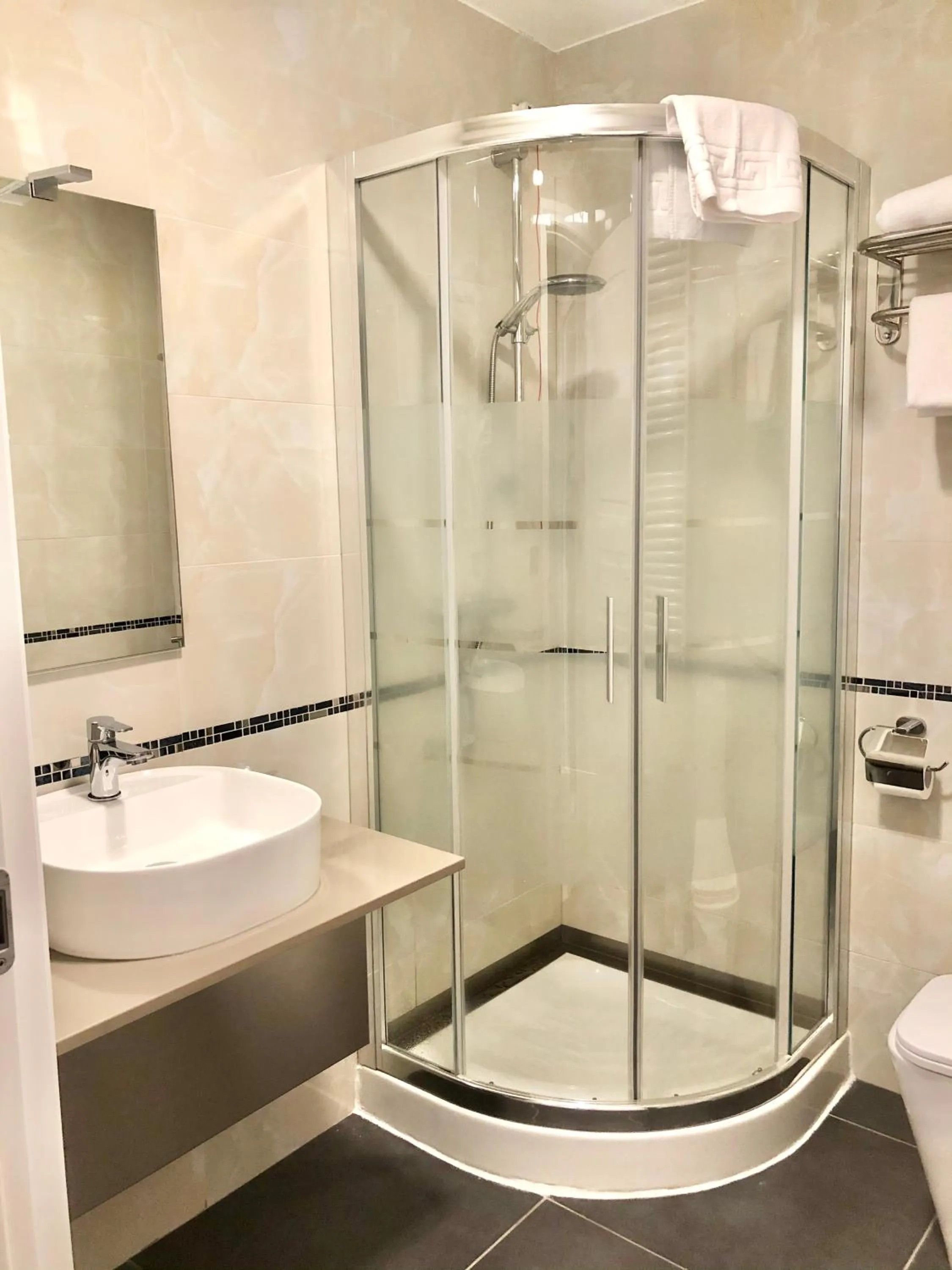 Shower in Hotel Folen