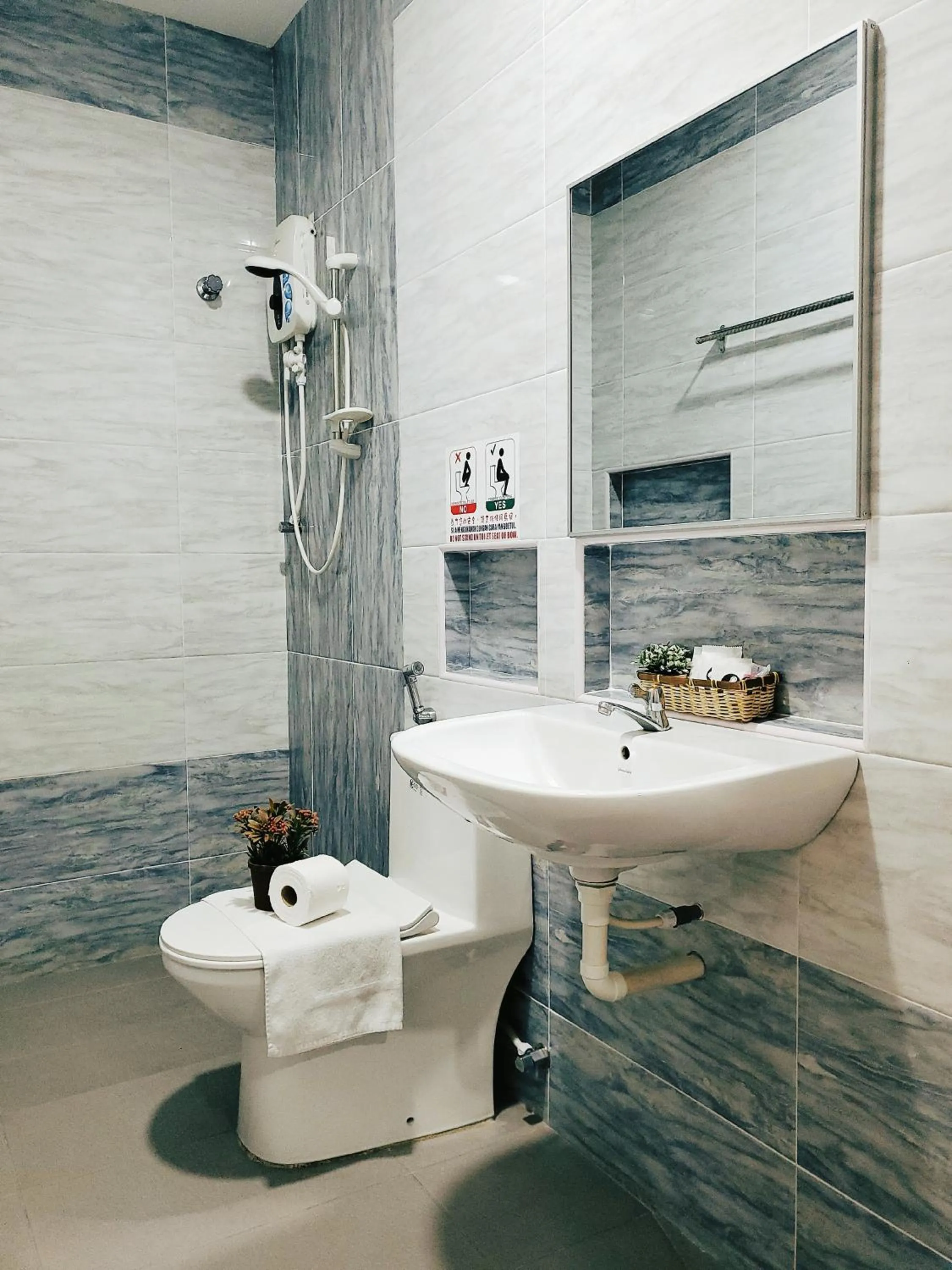 Shower in Winggarden Murals House by JE Boutique Guesthouse