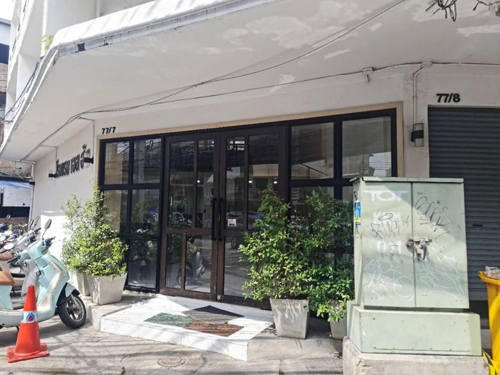 Facade/entrance in El Huq