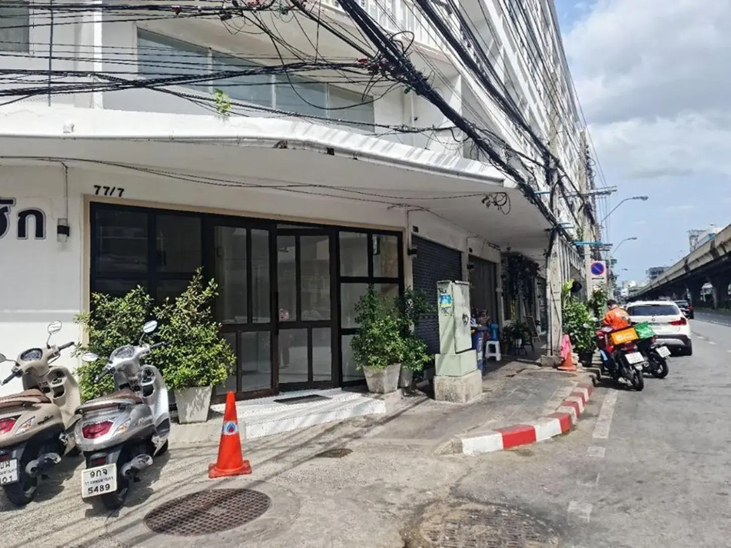 Facade/entrance in El Huq Facade/entrance in El Huq