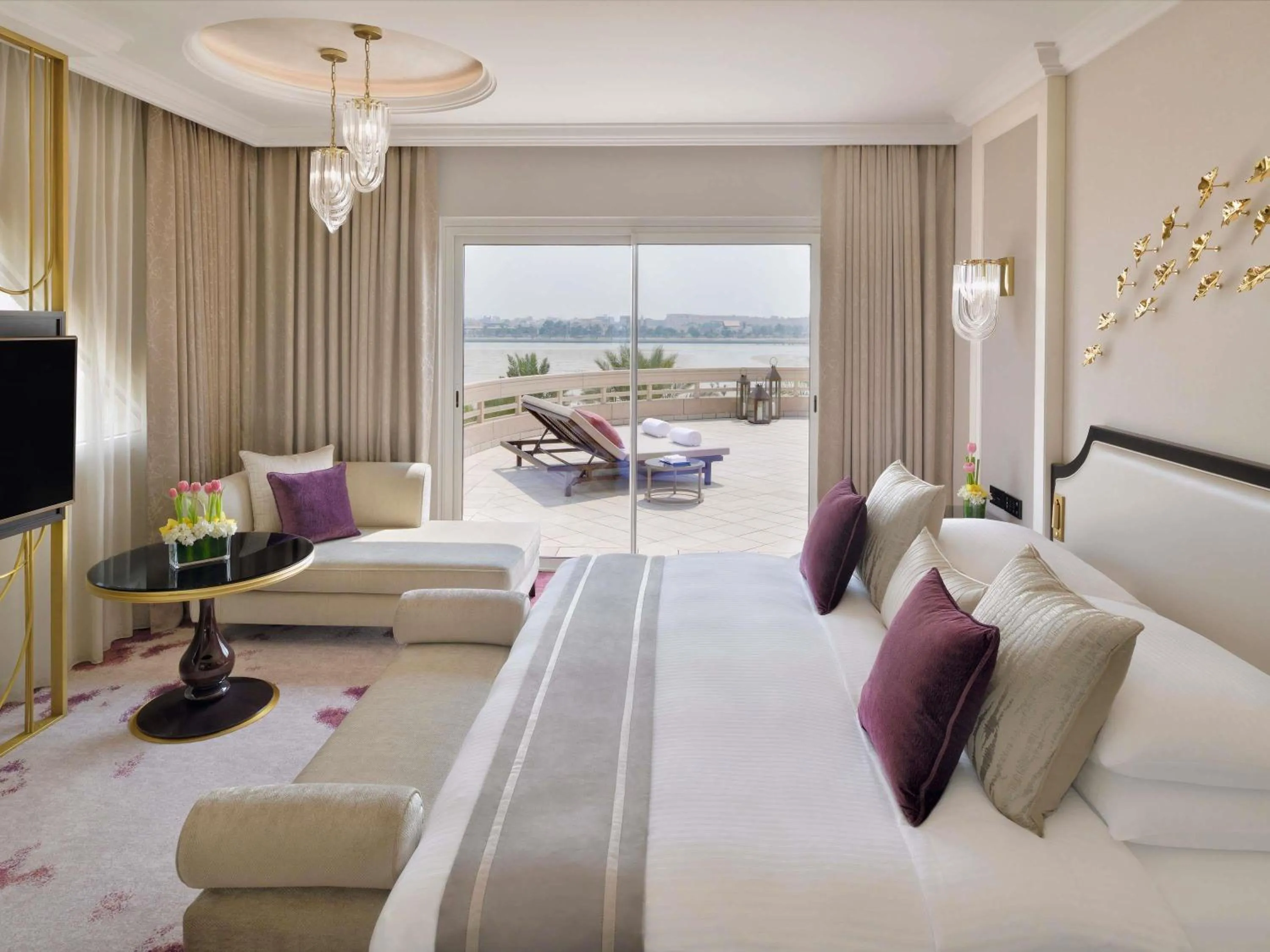 Bedroom, Bed in Mövenpick Hotel Bahrain