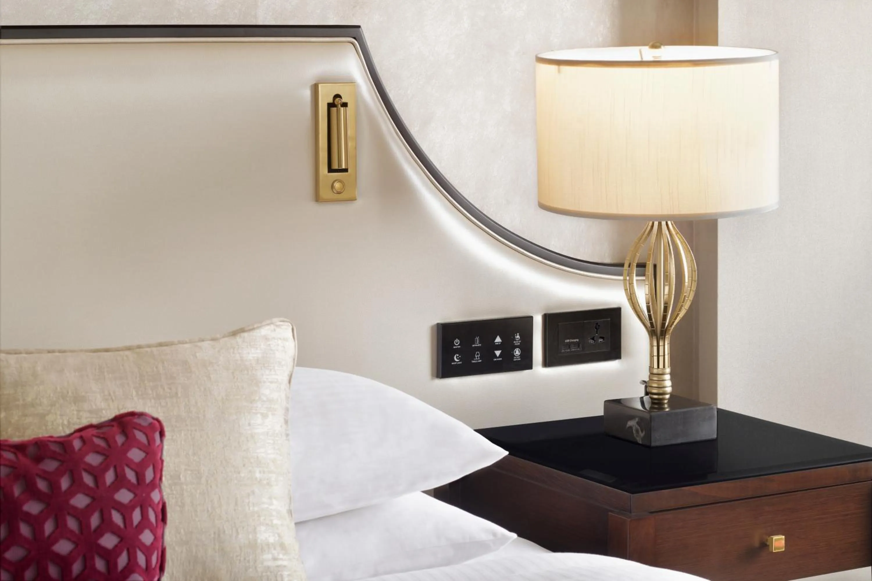 Bedroom, Bed in Mövenpick Hotel Bahrain