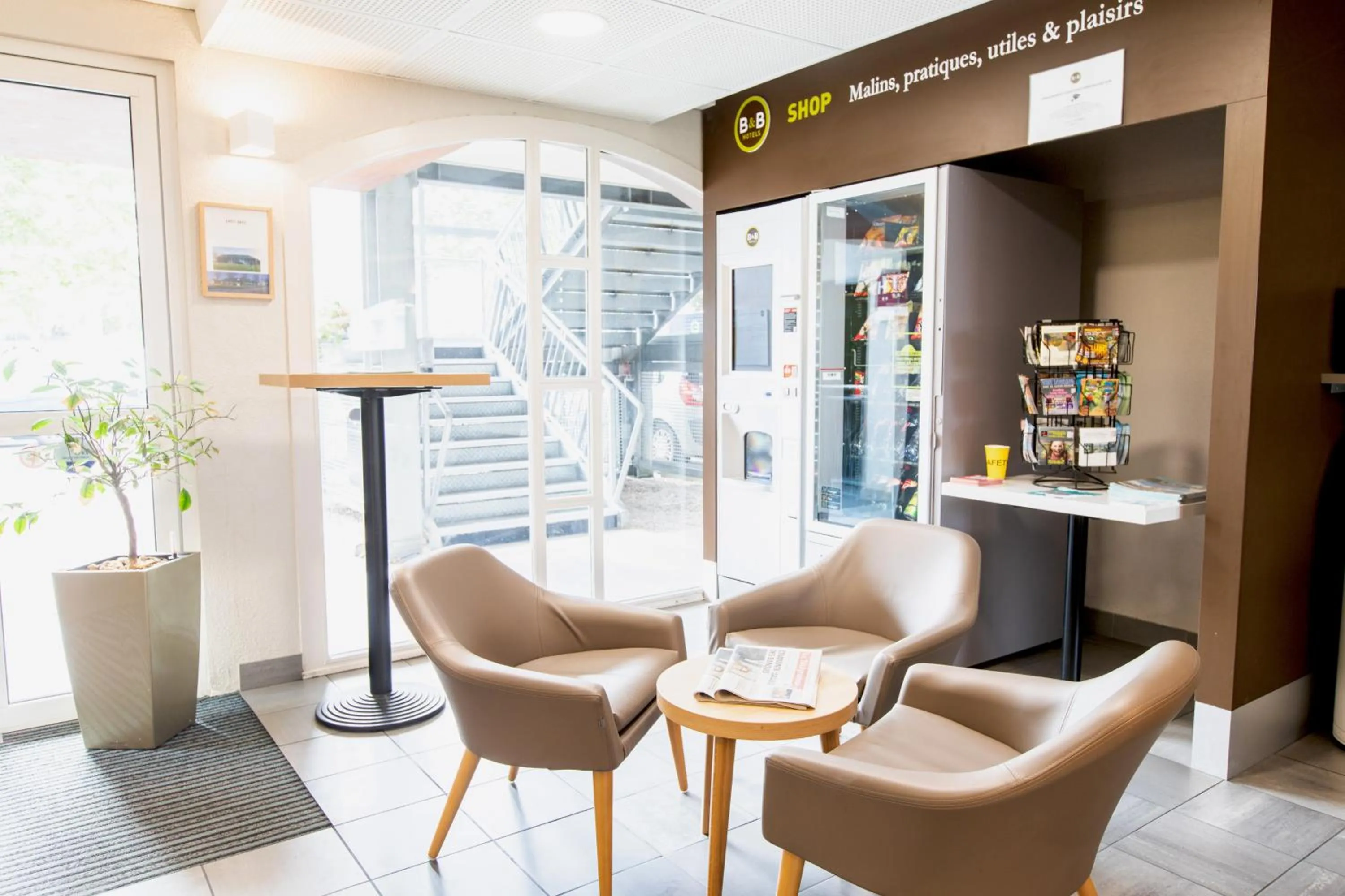 Lobby or reception in B&B HOTEL Saint-Malo Centre