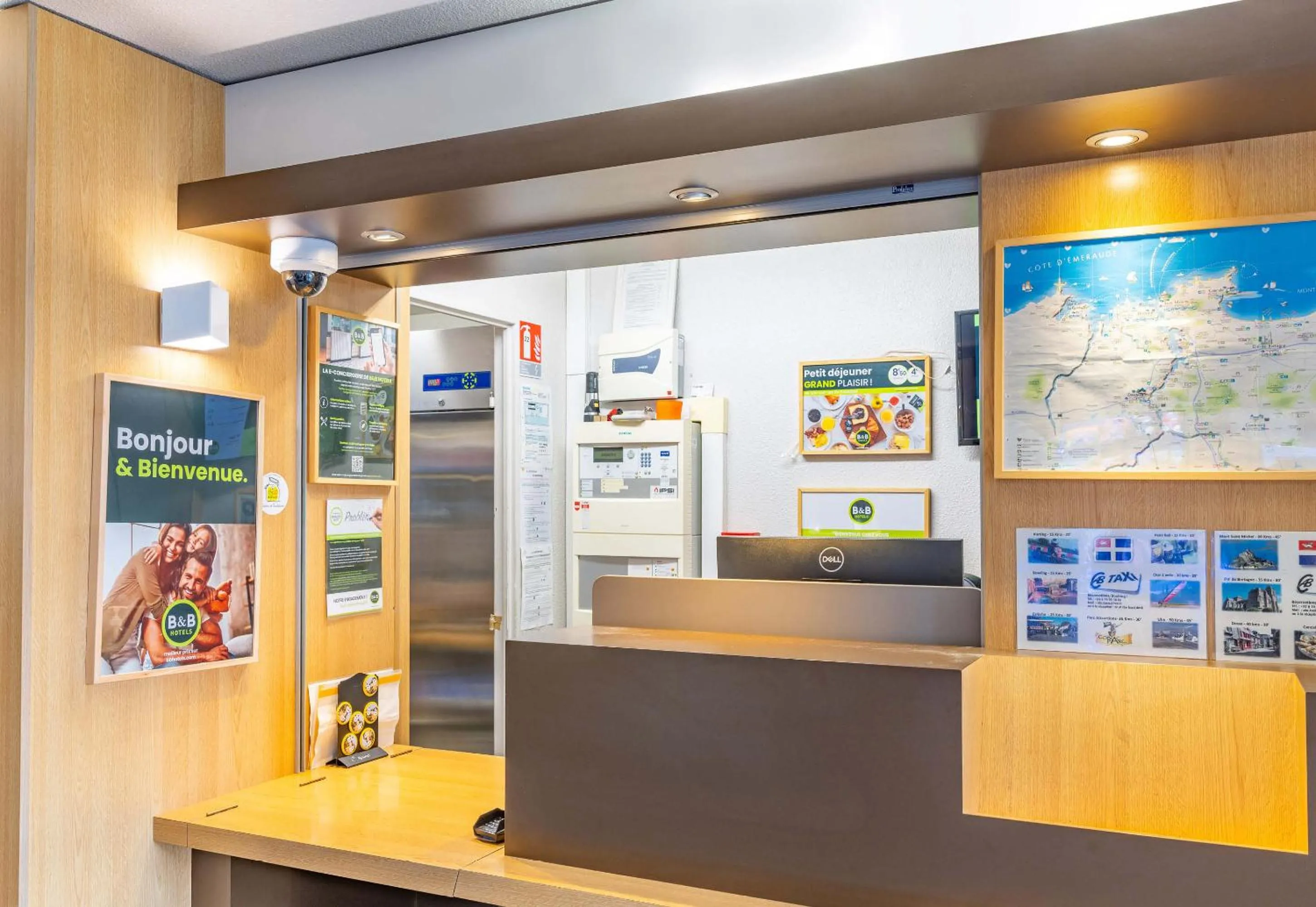 Lobby or reception in B&B HOTEL Saint-Malo Centre