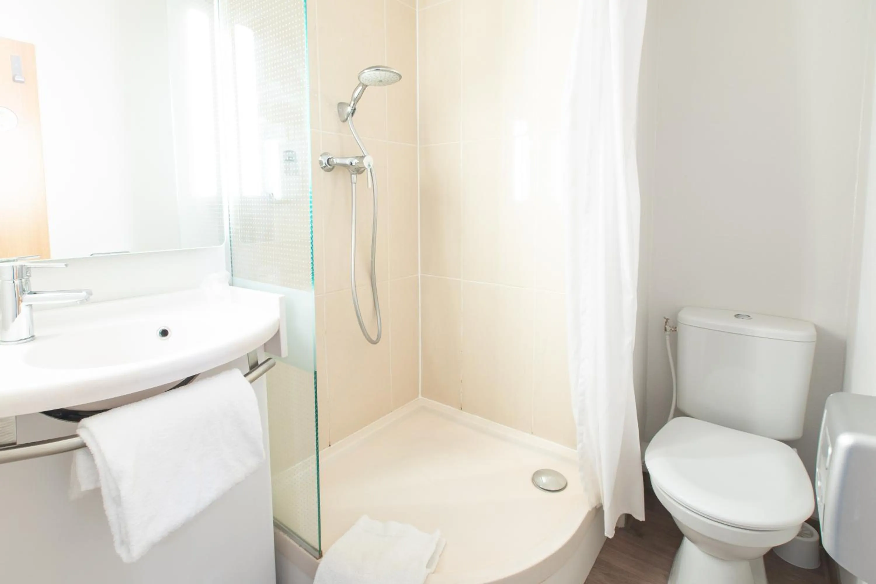 Bathroom in B&B HOTEL Saint-Malo Centre