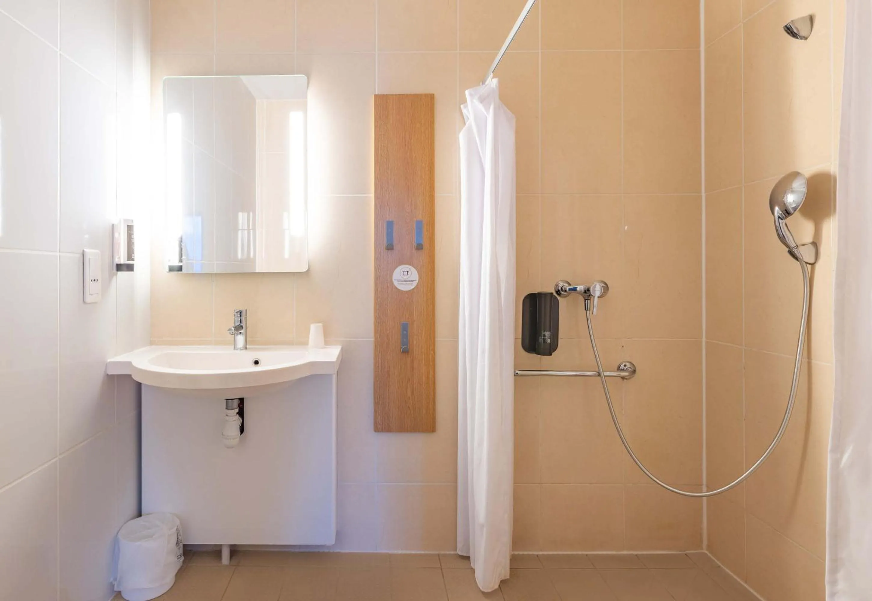 Bathroom in B&B HOTEL Saint-Malo Centre