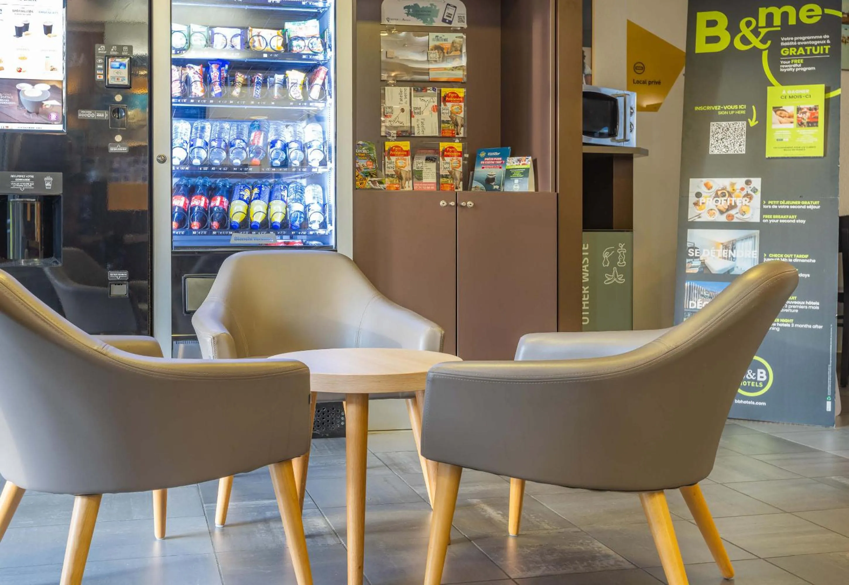 Lobby or reception in B&B HOTEL Saint-Malo Centre