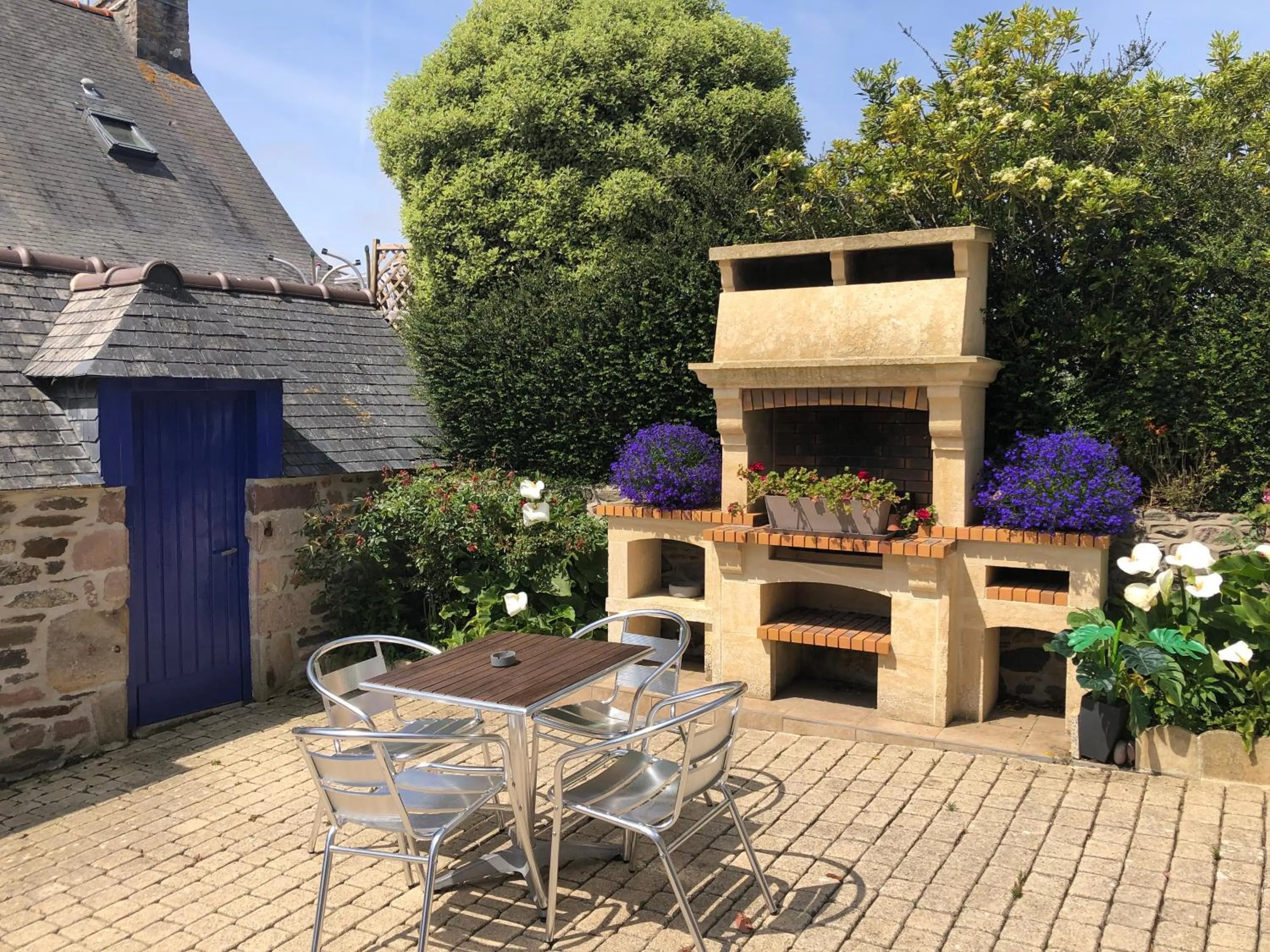 Patio in Hôtel Le Trécelin