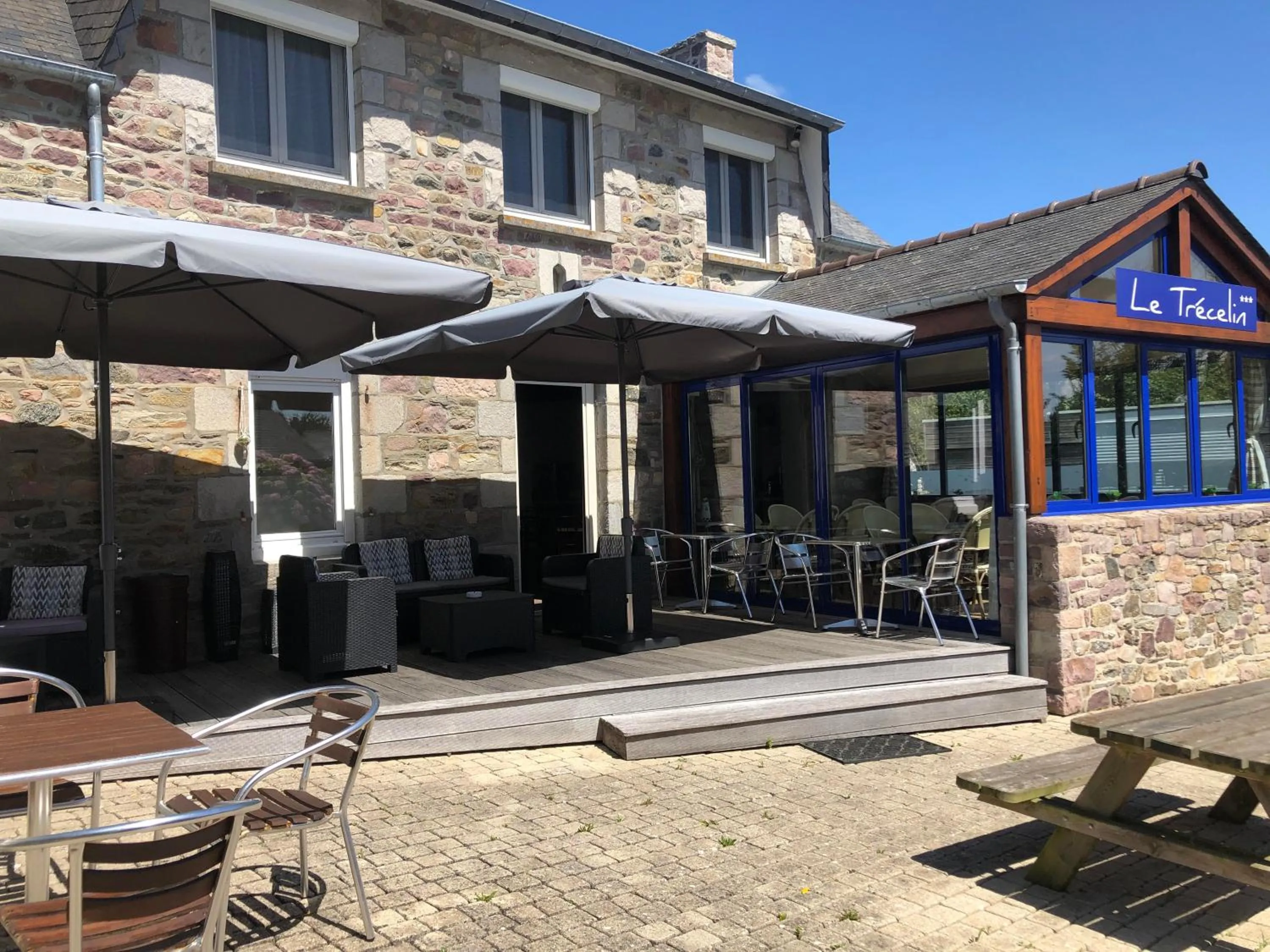 Patio in Hôtel Le Trécelin